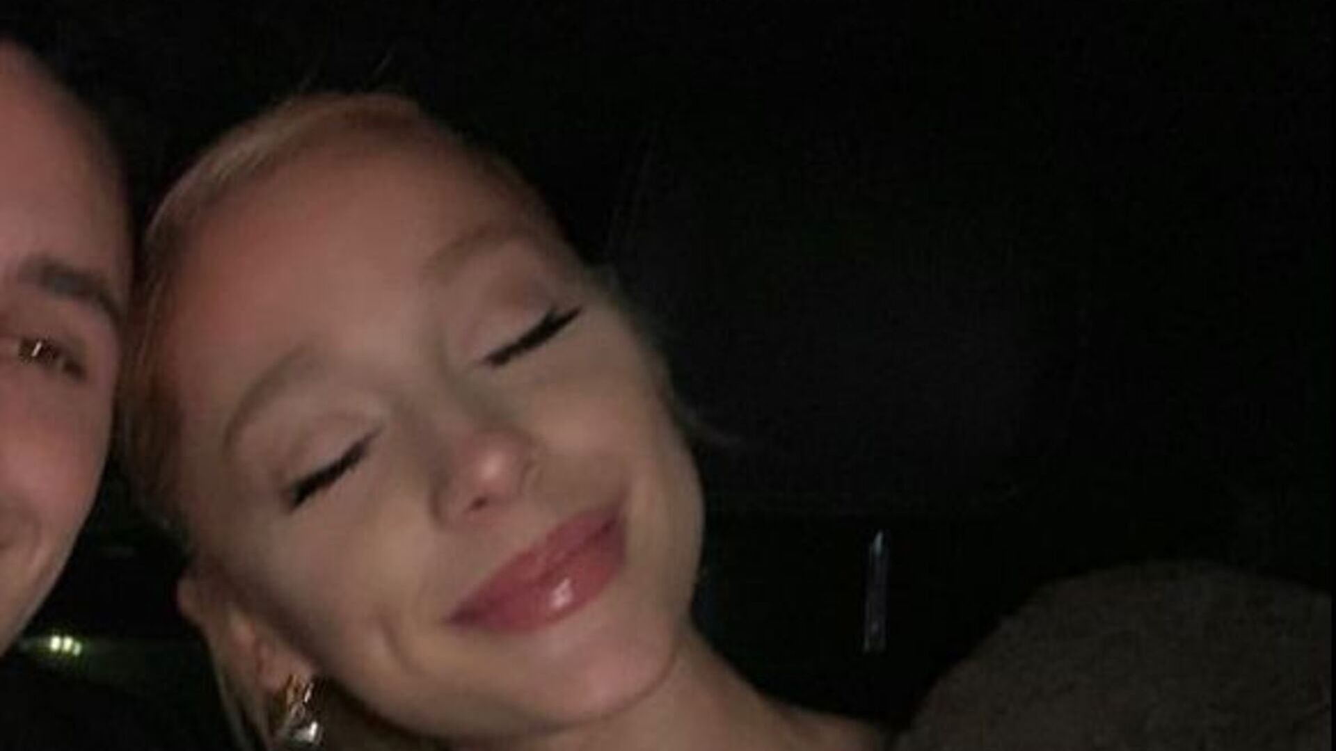 Ariana Grande surpreende seguidores ao publicar fotos raras ao lado do marido
