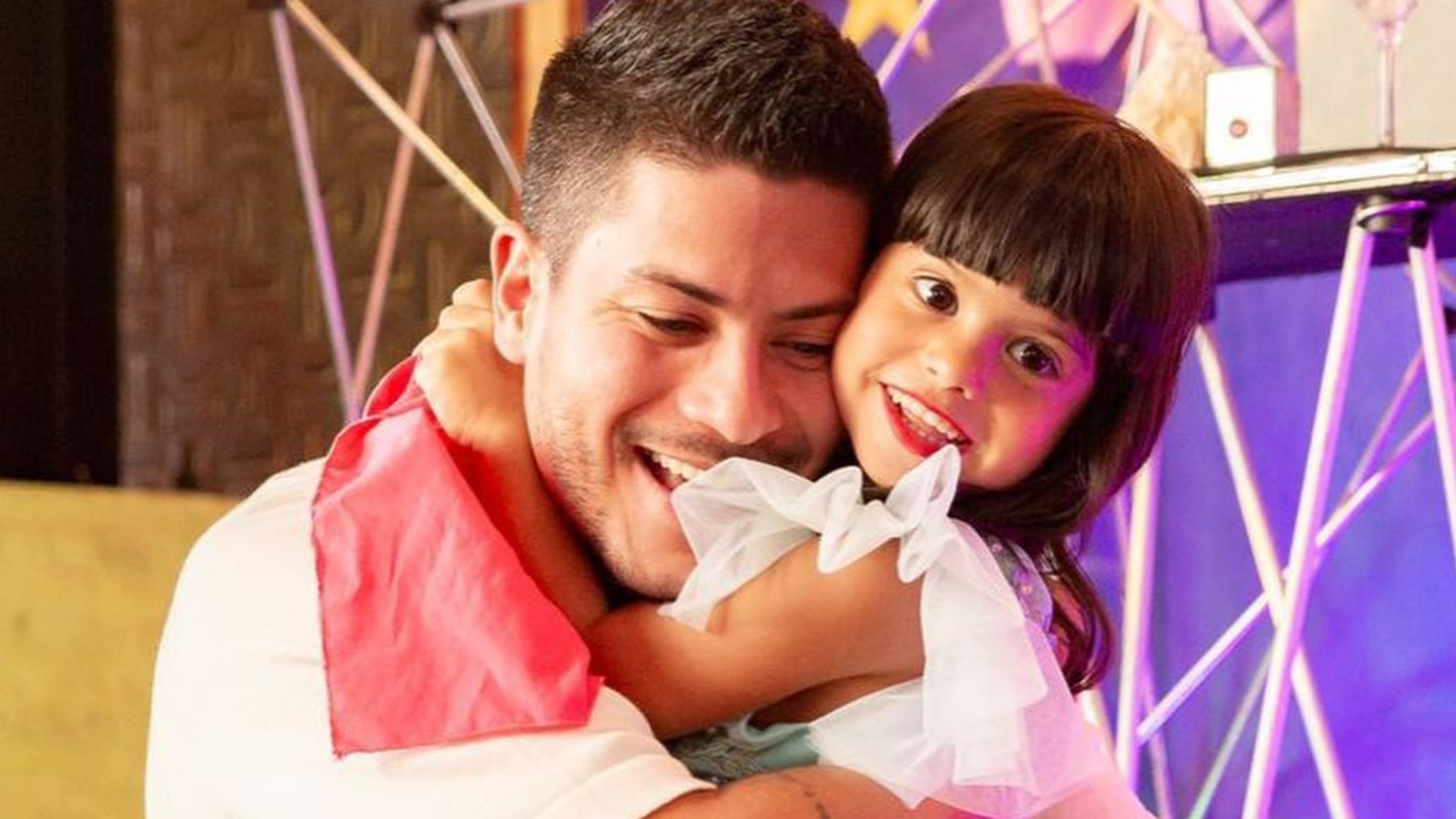 Arthur Aguiar encanta ao surgir agarradinho com a filha: “Vontade de agarrar e não soltar nunca mais”