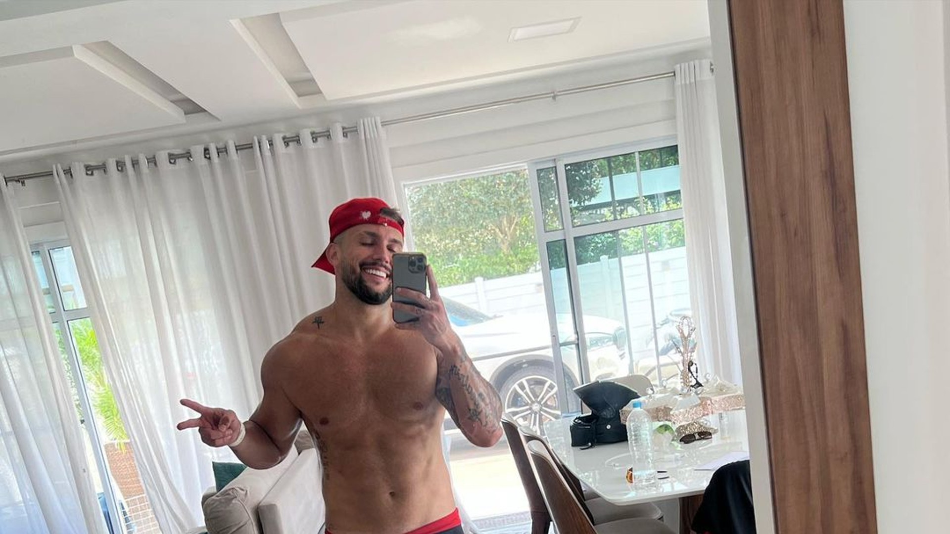 Alcoolizado na noitada, Arthur Picoli faz pix de R$ 20 mil: “pra quê?”