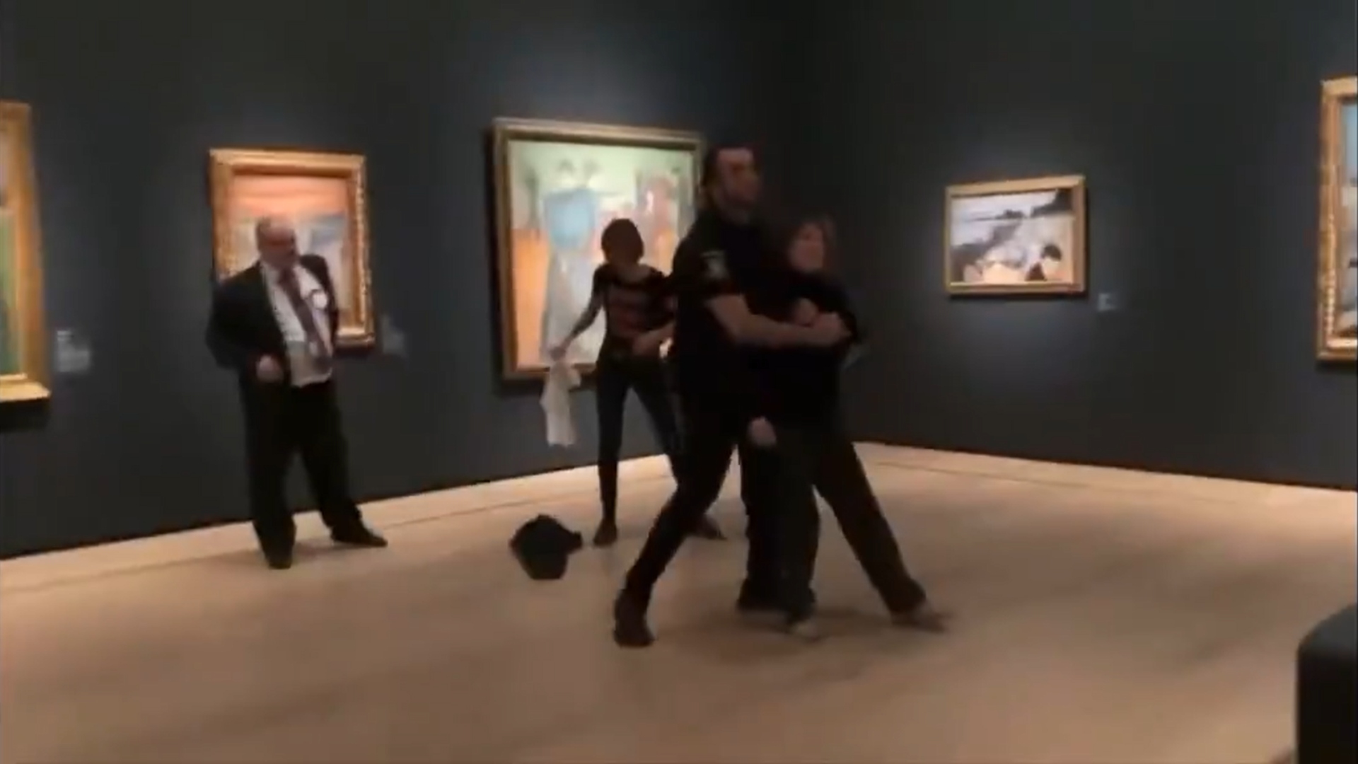 Ativistas antipetróleo tentam pegar famosa pintura em Oslo, na Noruega