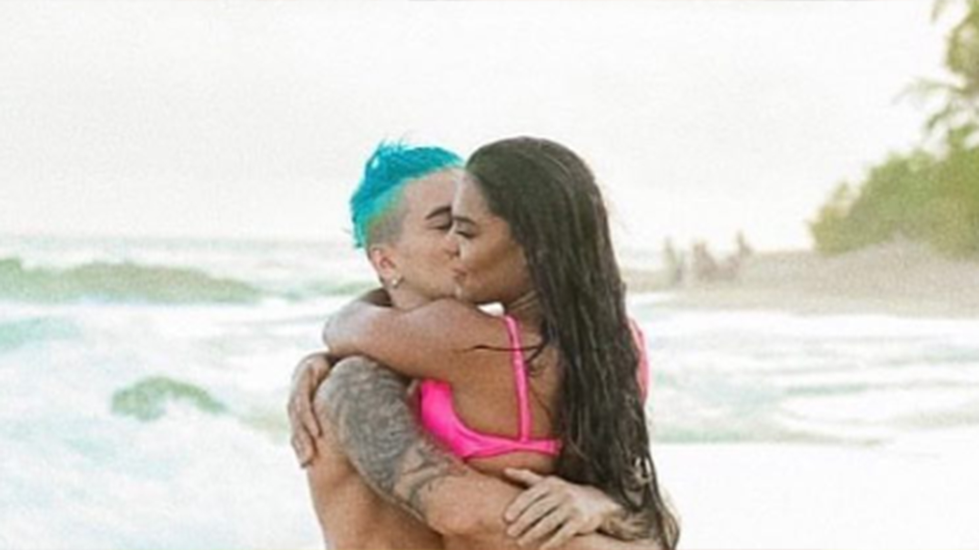 Tays Reis deixa o bumbum à mostra em fotos de biquíni com Biel