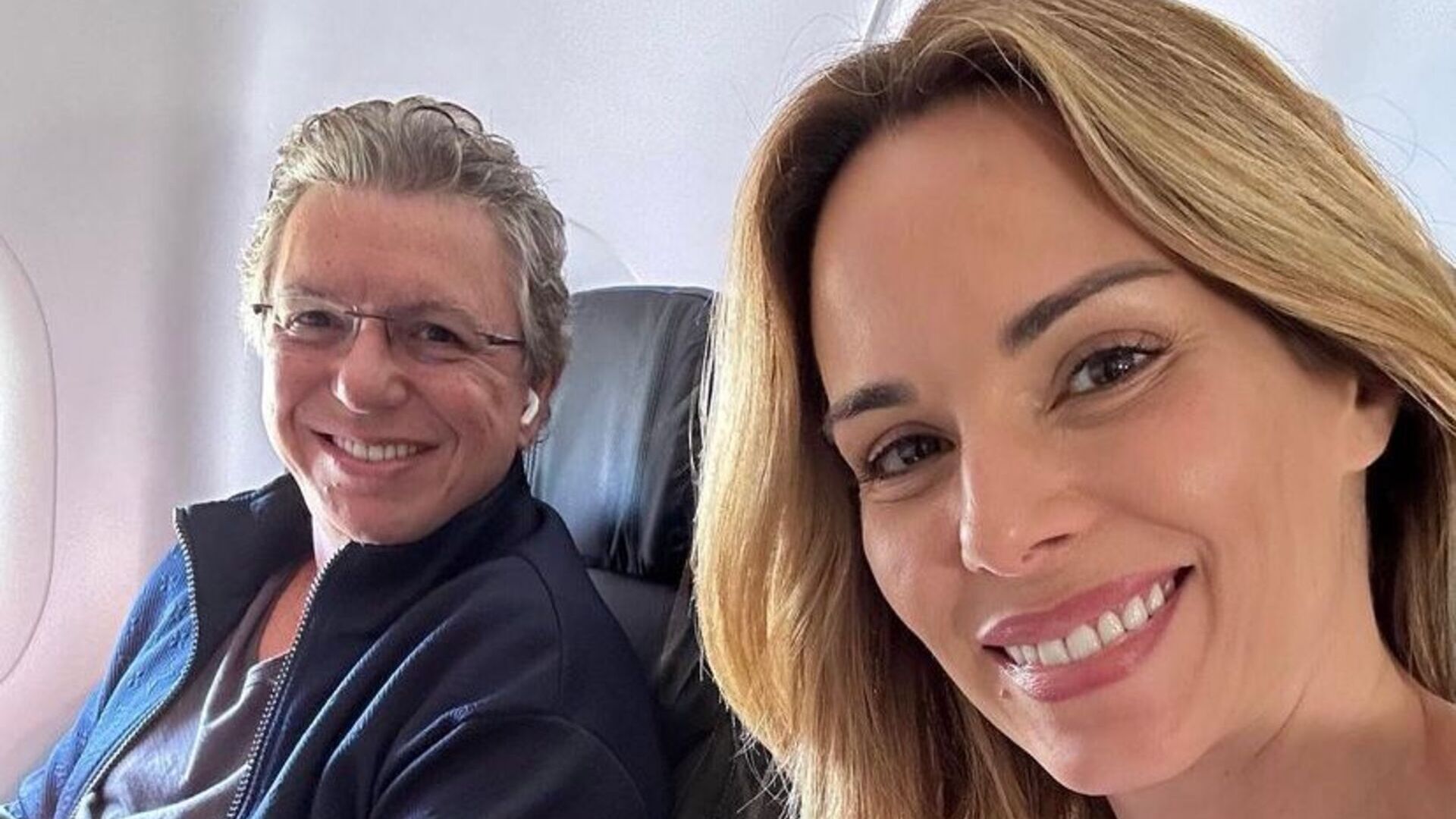 Ana Furtado e Boninho posam em avião e fazem mistério sobre o destino: “Qual será?”