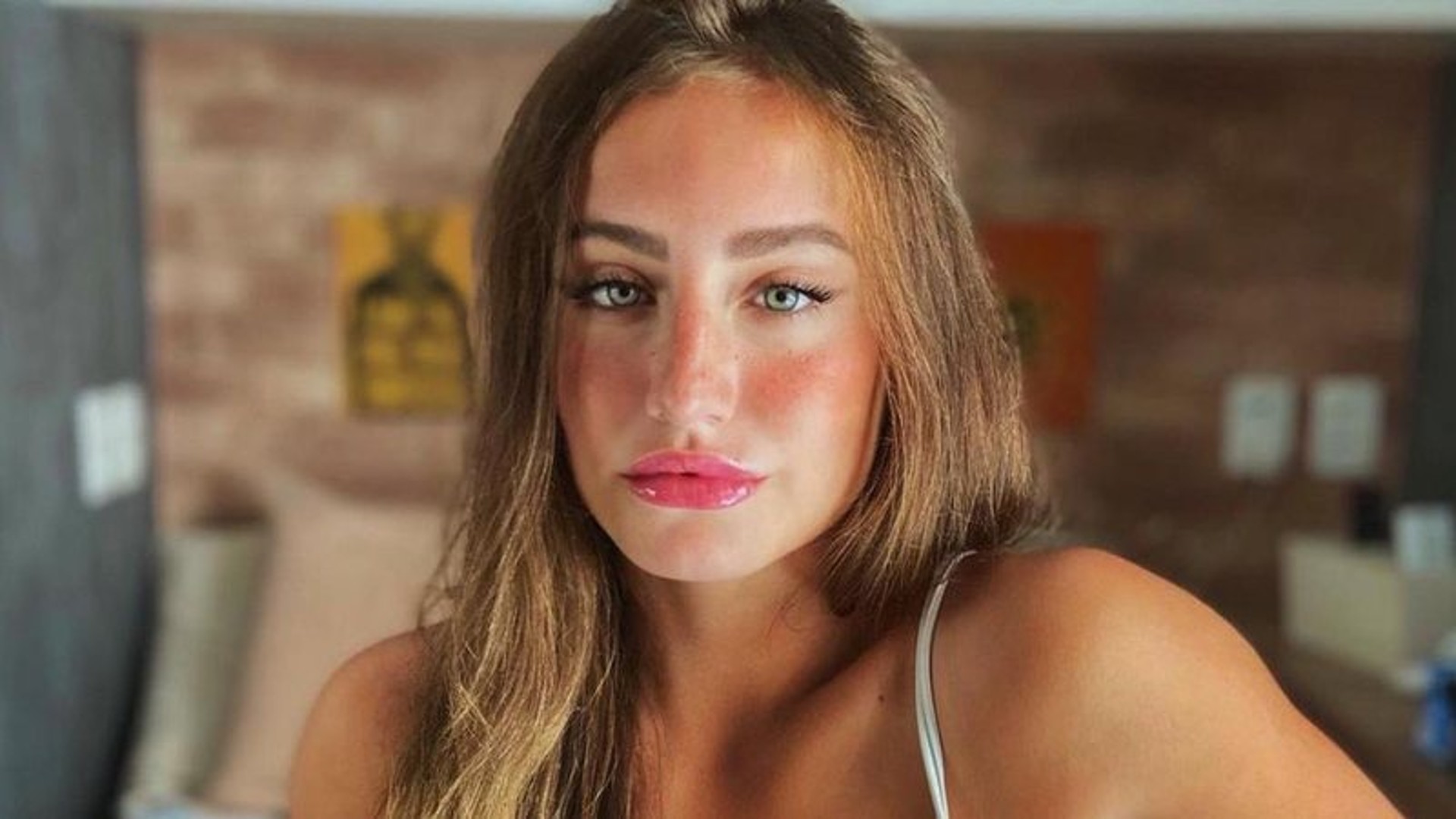 Bruna Griphao ostenta tanquinho em passeio de barco com amiga