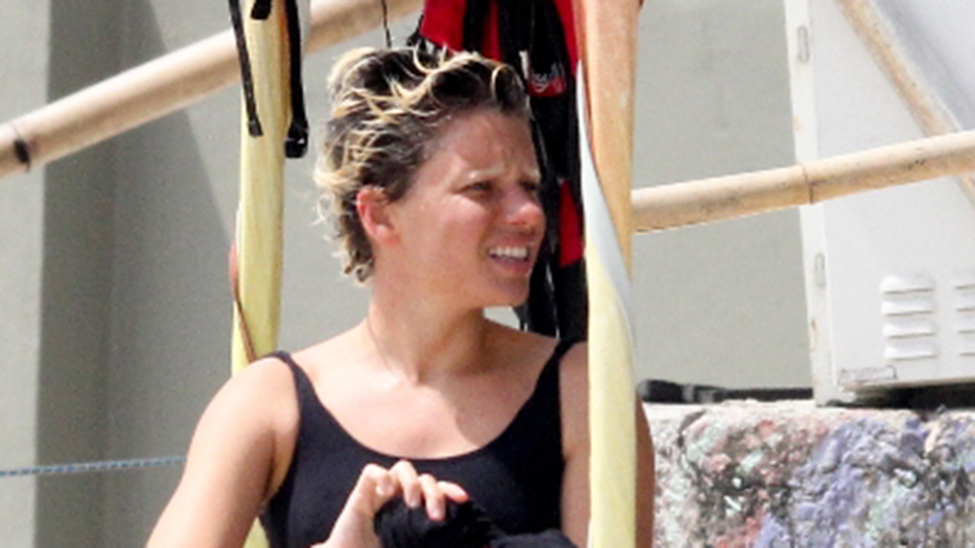 Bruna Linzmeyer curte o dia em uma praia no Rio de Janeiro