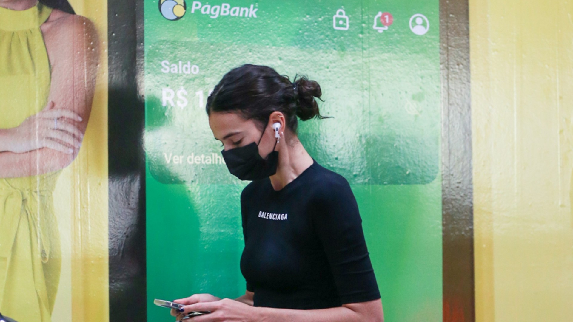 Bruna Marquezine é flagrada no aeroporto com look all black grifado