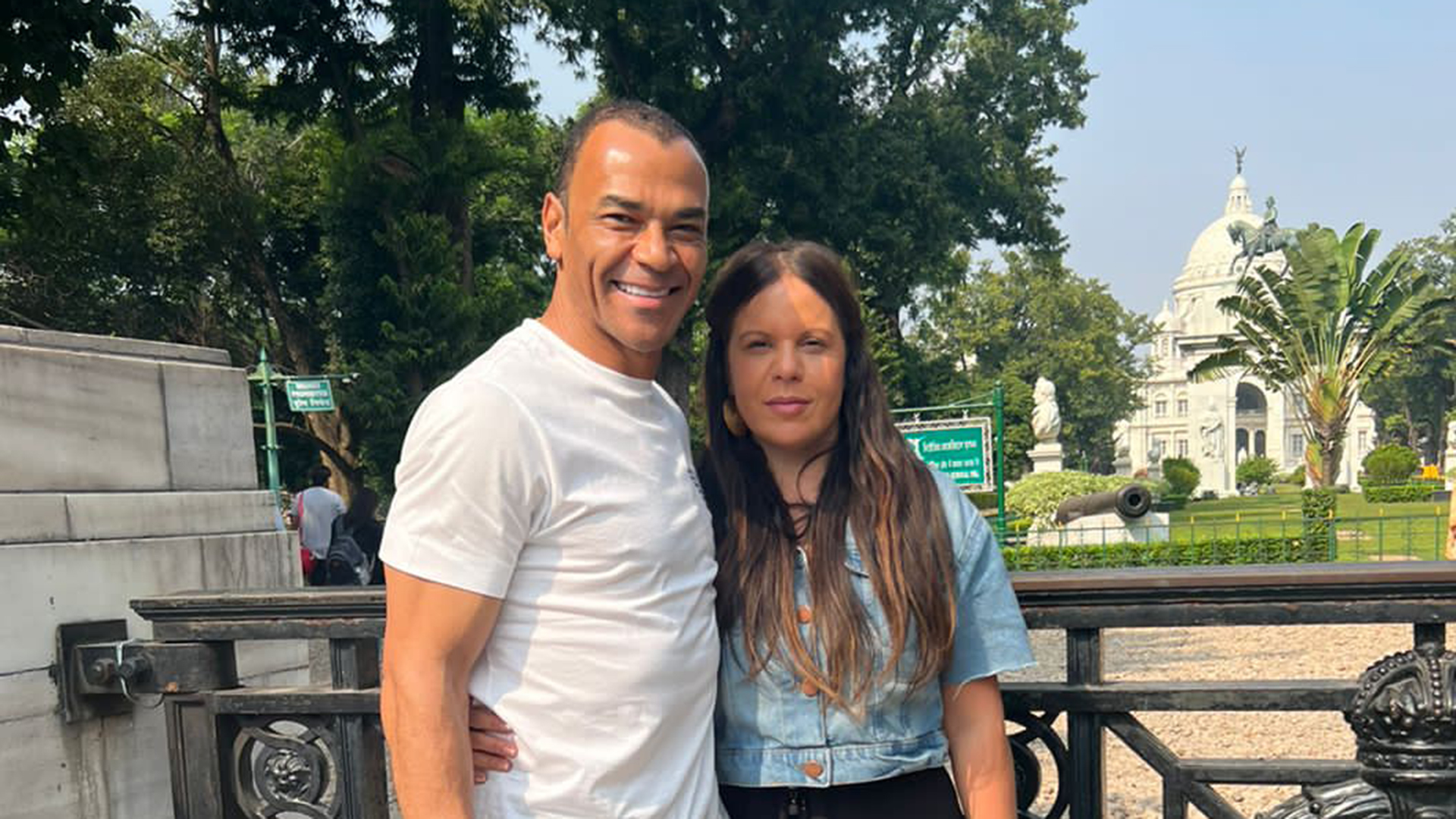 Cafu curte viagem com sua nova namorada, Mariah Morais, para a Índia