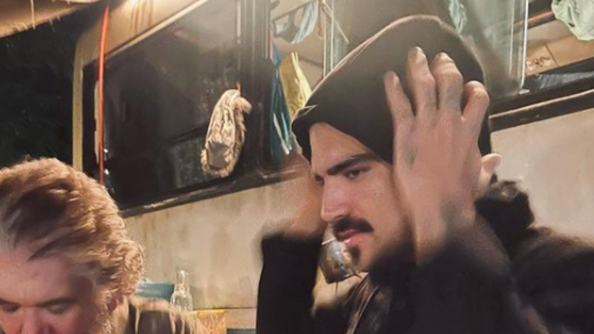 Caio Castro mostra bastidores de ‘Todas As Flores’ e encanta internautas