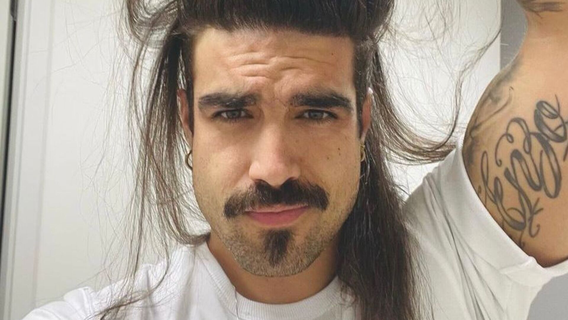 Caio Castro surpreende seus seguidores ao compartilhar fotos exibindo os cabelos longos