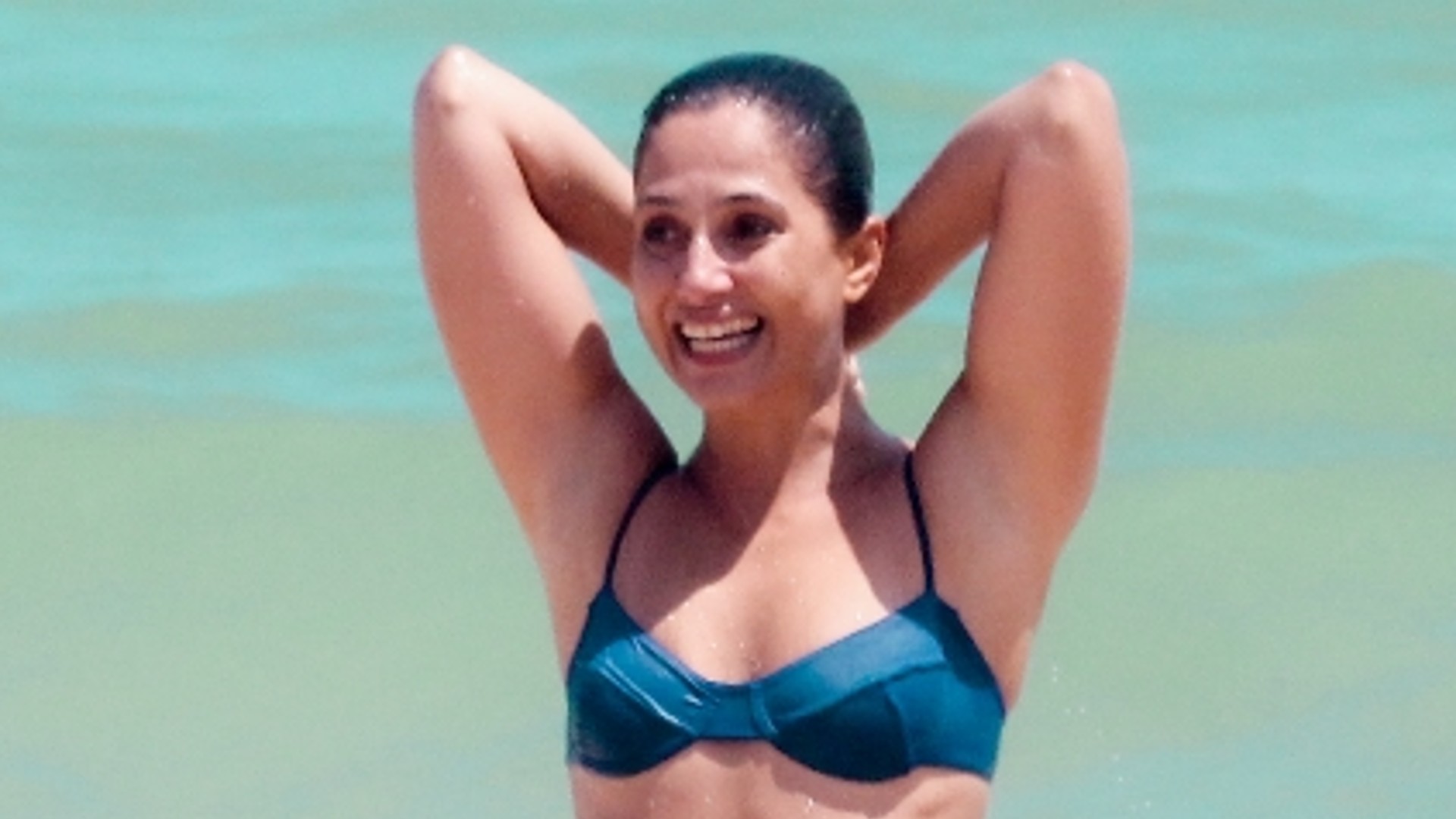 Camila Pitanga curte dia de sol em praia do Rio de Janeiro e exibe corpaço