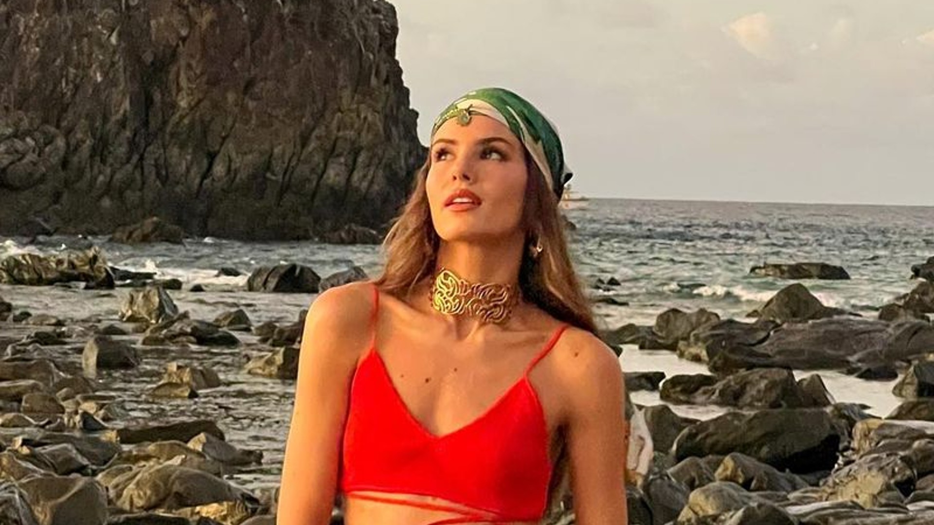 Camila Queiroz aposta em cropped com amarração e exibe cinturinha em Fernando de Noronha
