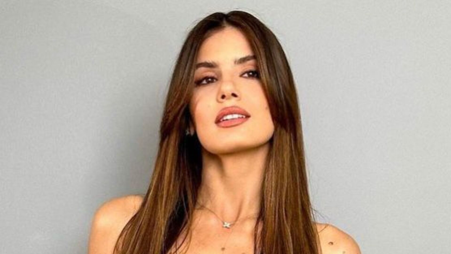 Camila Queiroz aposta na beleza ao escolher look para comparecer ao “Caldeirão”