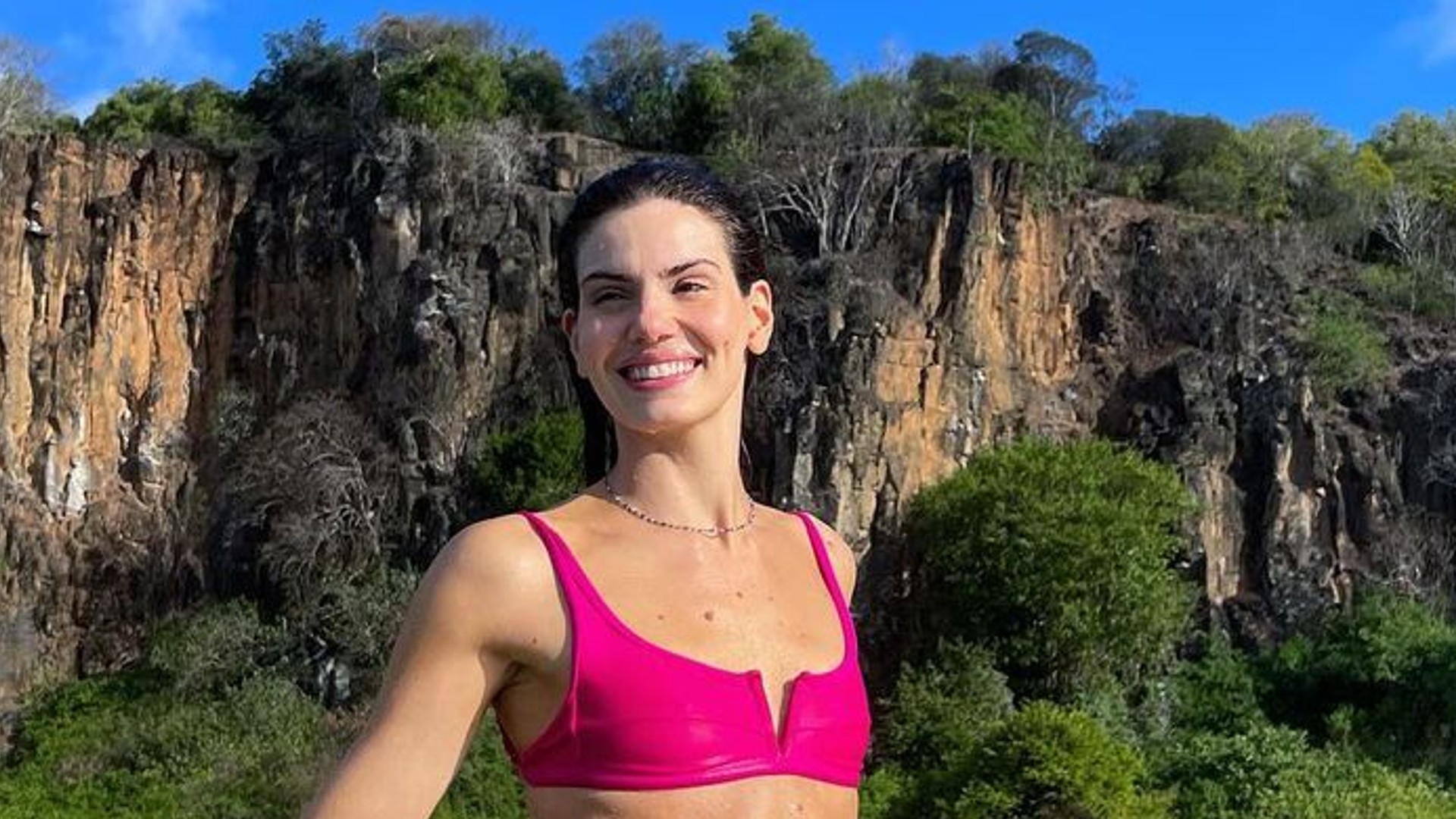 Camila Queiroz toma banho de mar em Fernando de Noronha e tanquinho trincado rouba a cena
