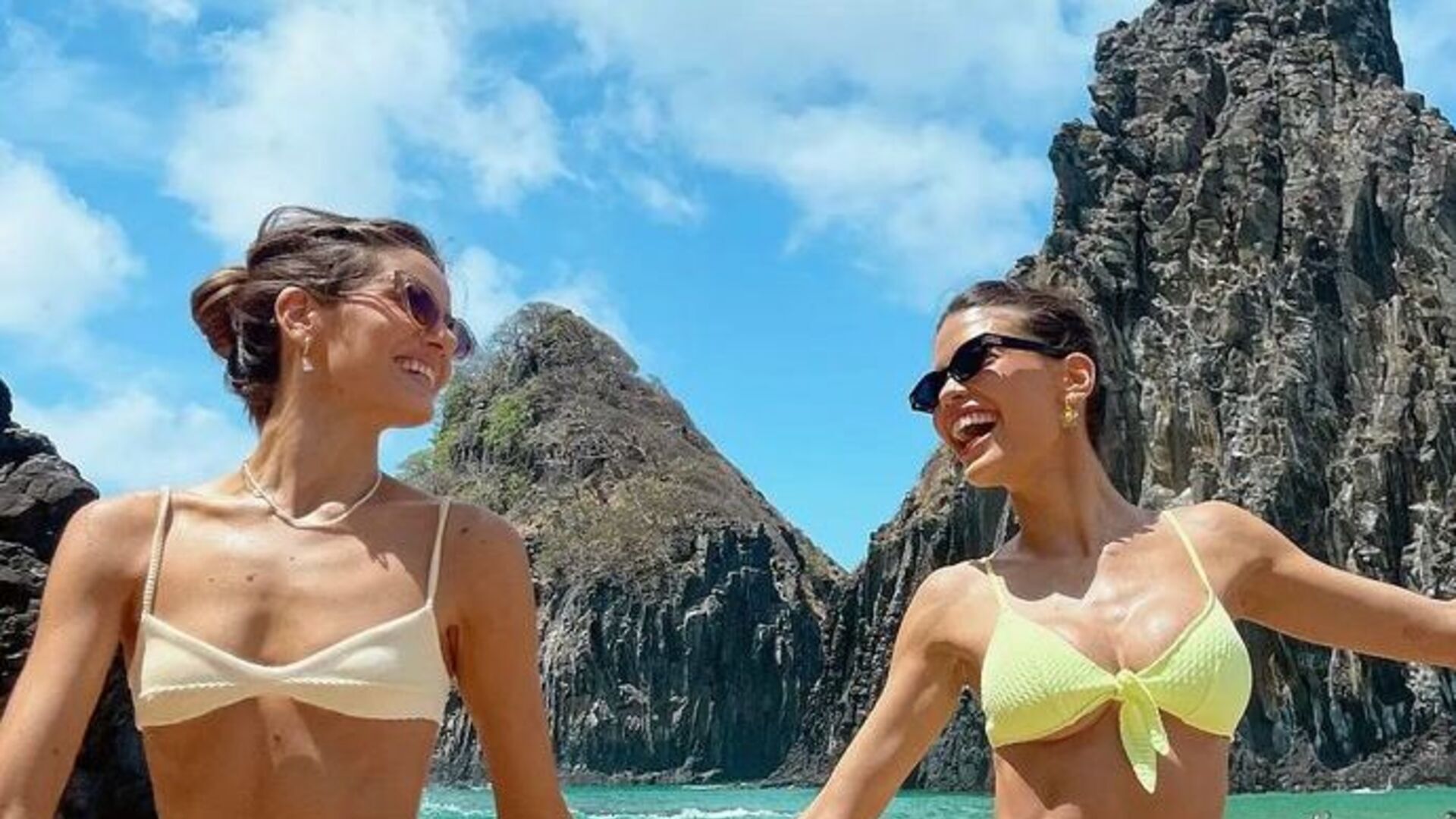 Vitória Strada e Camila Queiroz exibem boa forma ao surgirem de biquíni em Fernando de Noronha