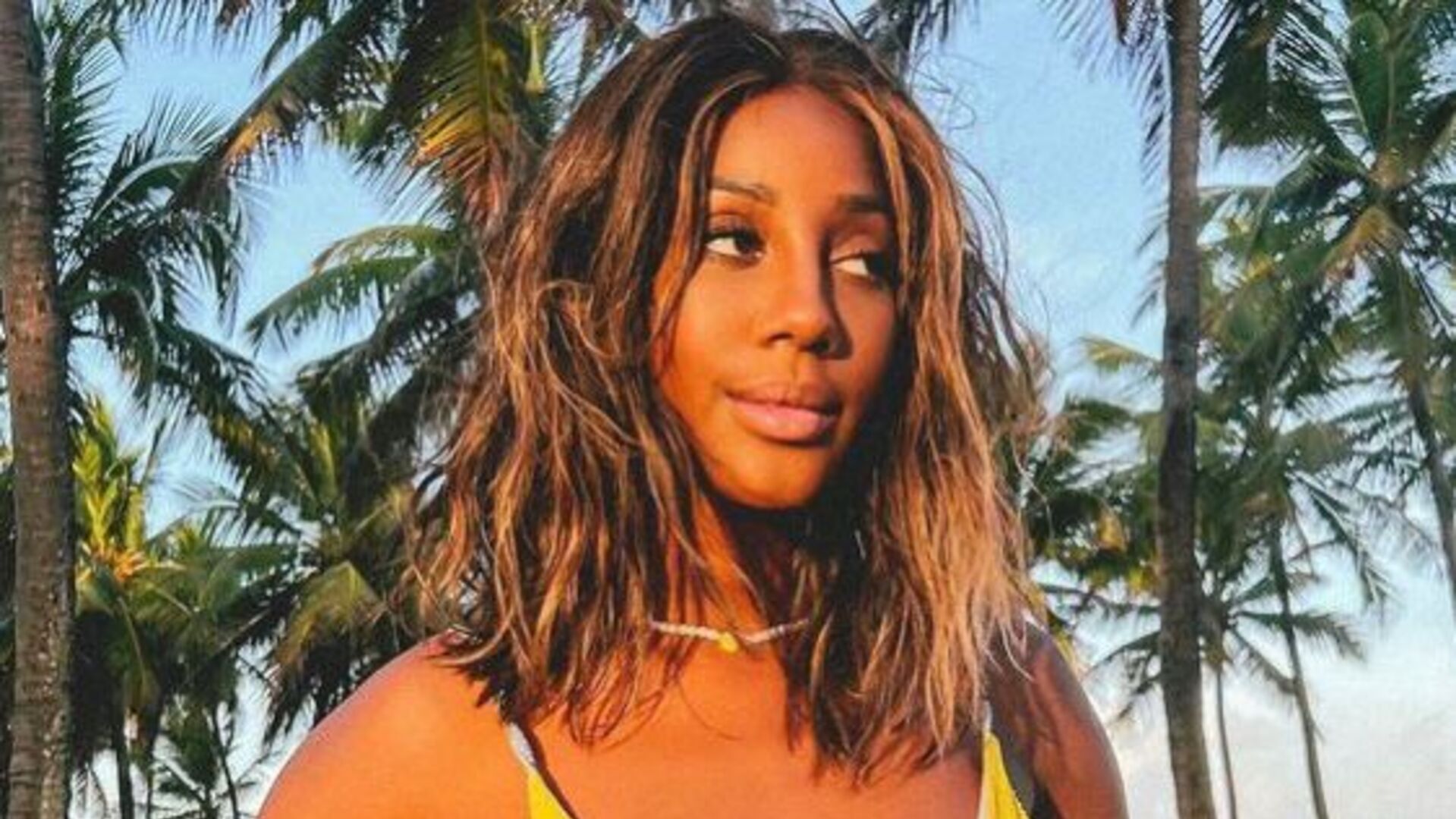 Camilla de Lucas ultrapassa limites da beleza ao surgir apenas de biquíni em viagem