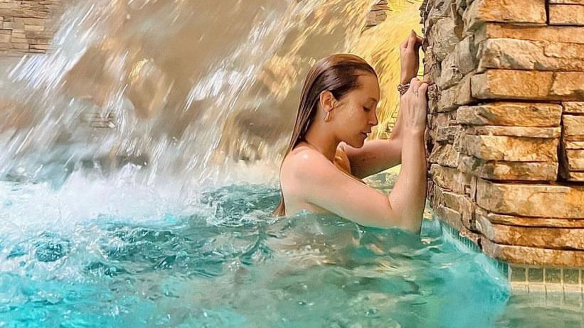 Carla Diaz exibia boa forma ao surgir de biquíni em visita a spa durante viagem para a Itália