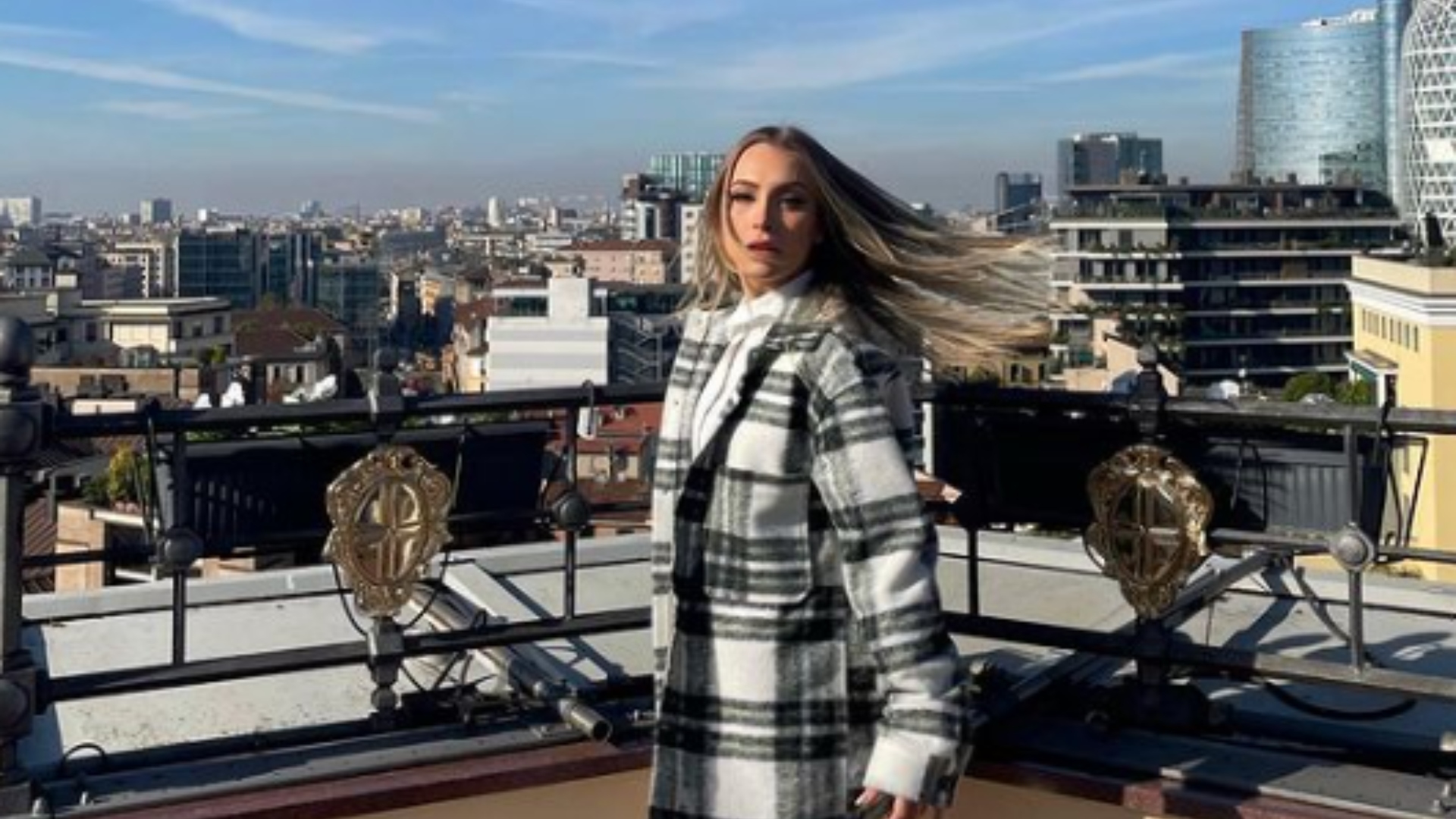 Carla Diaz mostra momentos na Itália em novo álbum de fotos