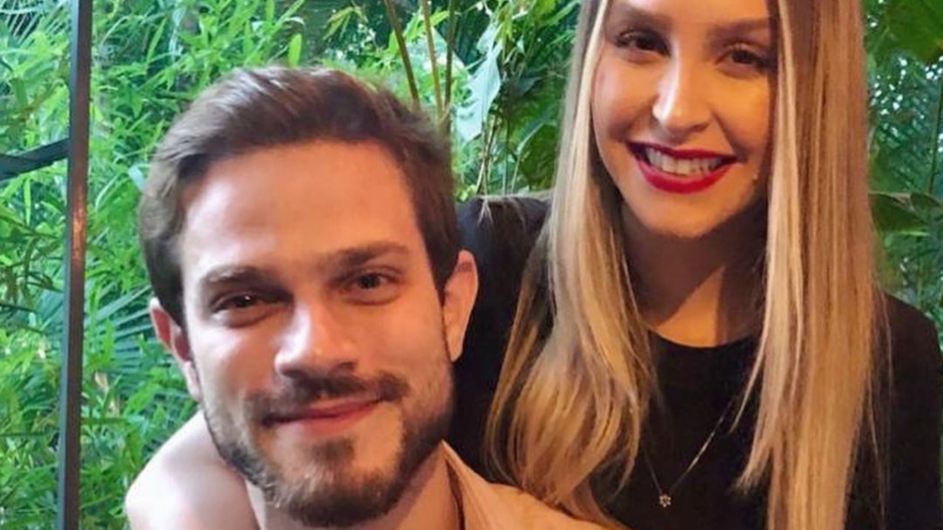 Carla Diaz recebe homenagem do noivo em seu aniversário