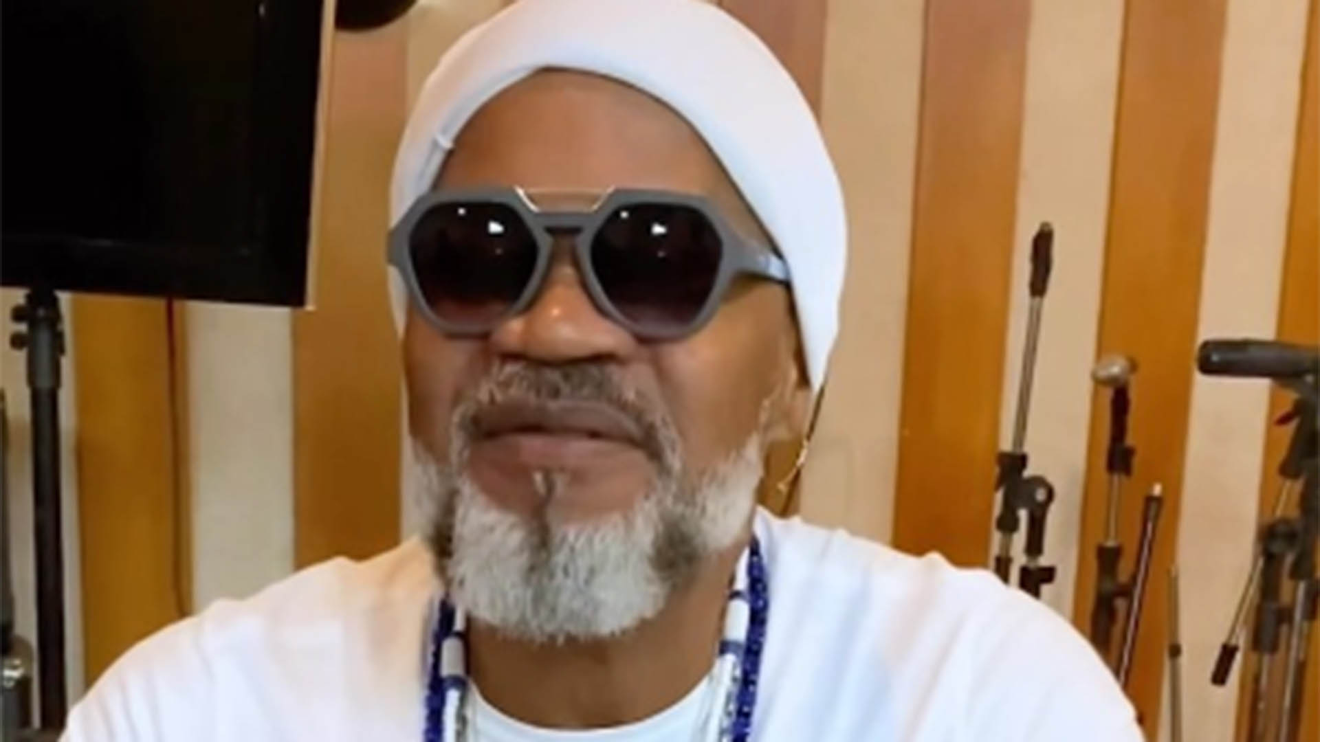 Carlinhos Brown mostra fotos de antes e depois com uma das filhas