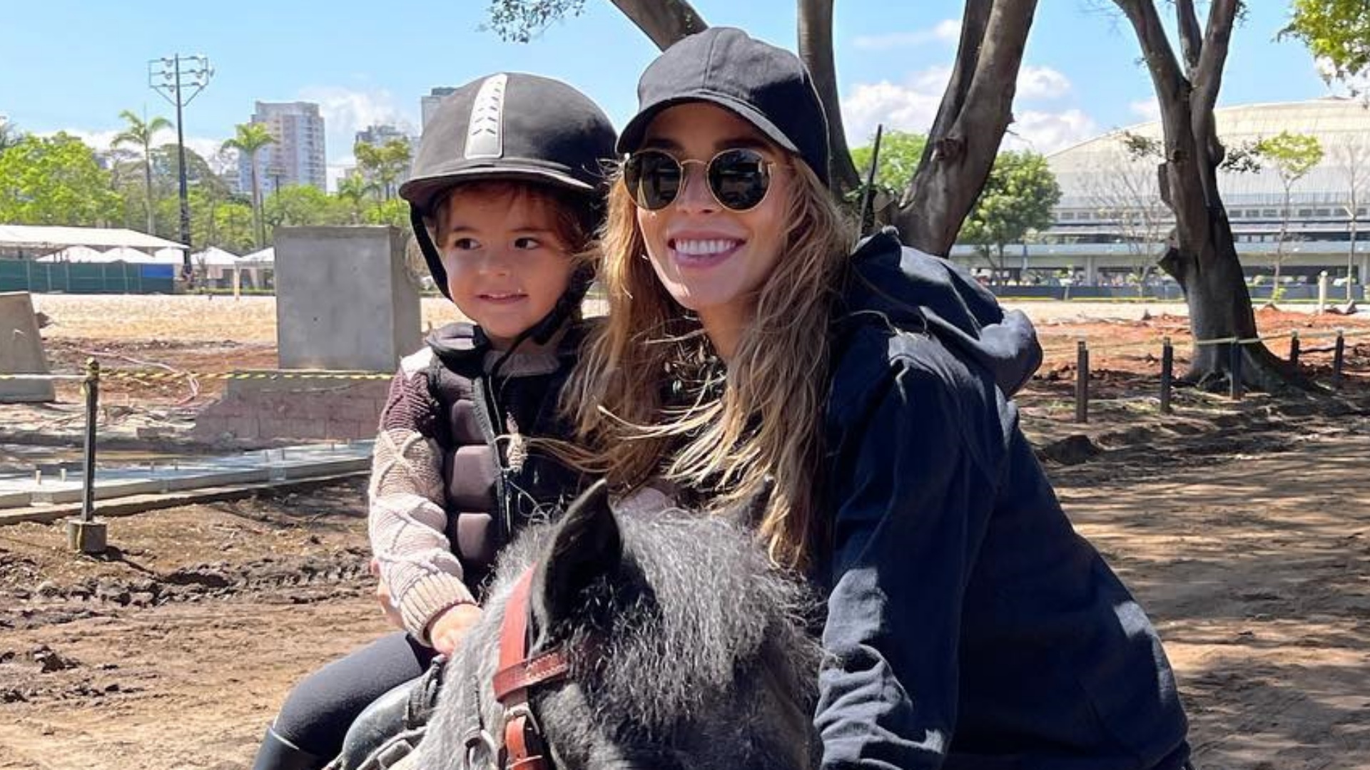 Carol Dias se derrete ao mostrar passeio com a filha: “Amor da mamãezinha”