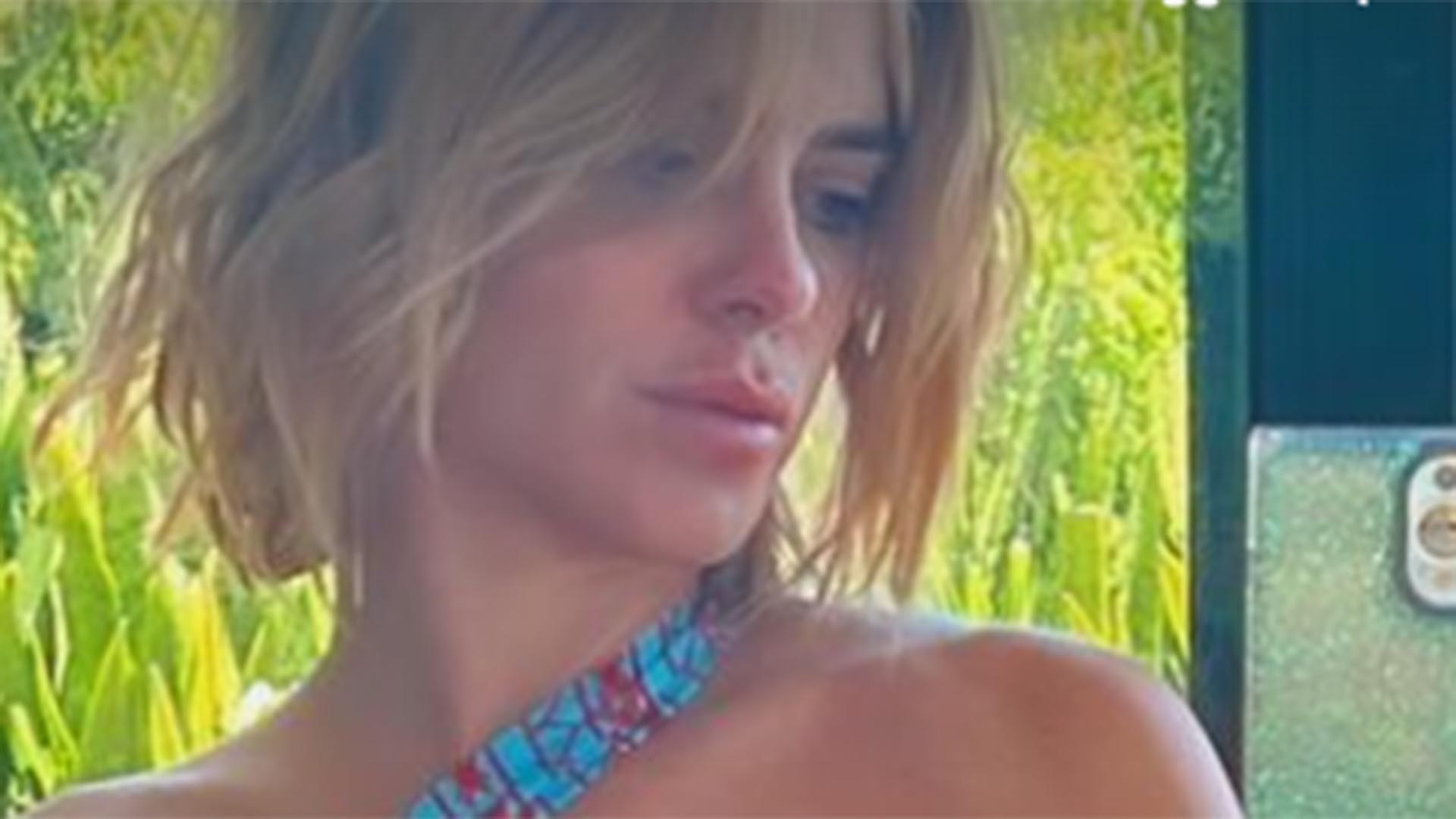 De biquíni, Carolina Dieckmann exibe a cinturinha de ‘pilão’ em nova selfie
