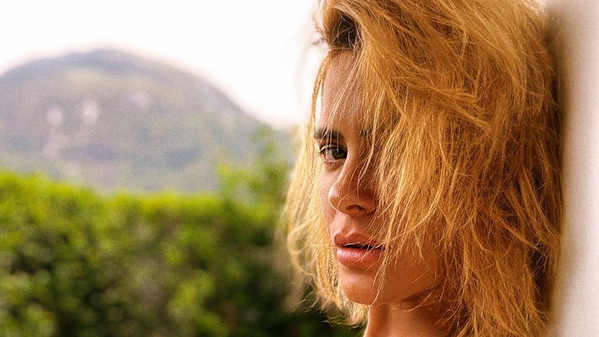 Carolina Dieckmann esbanja beleza natural em fotos com biquíni e recebe elogios