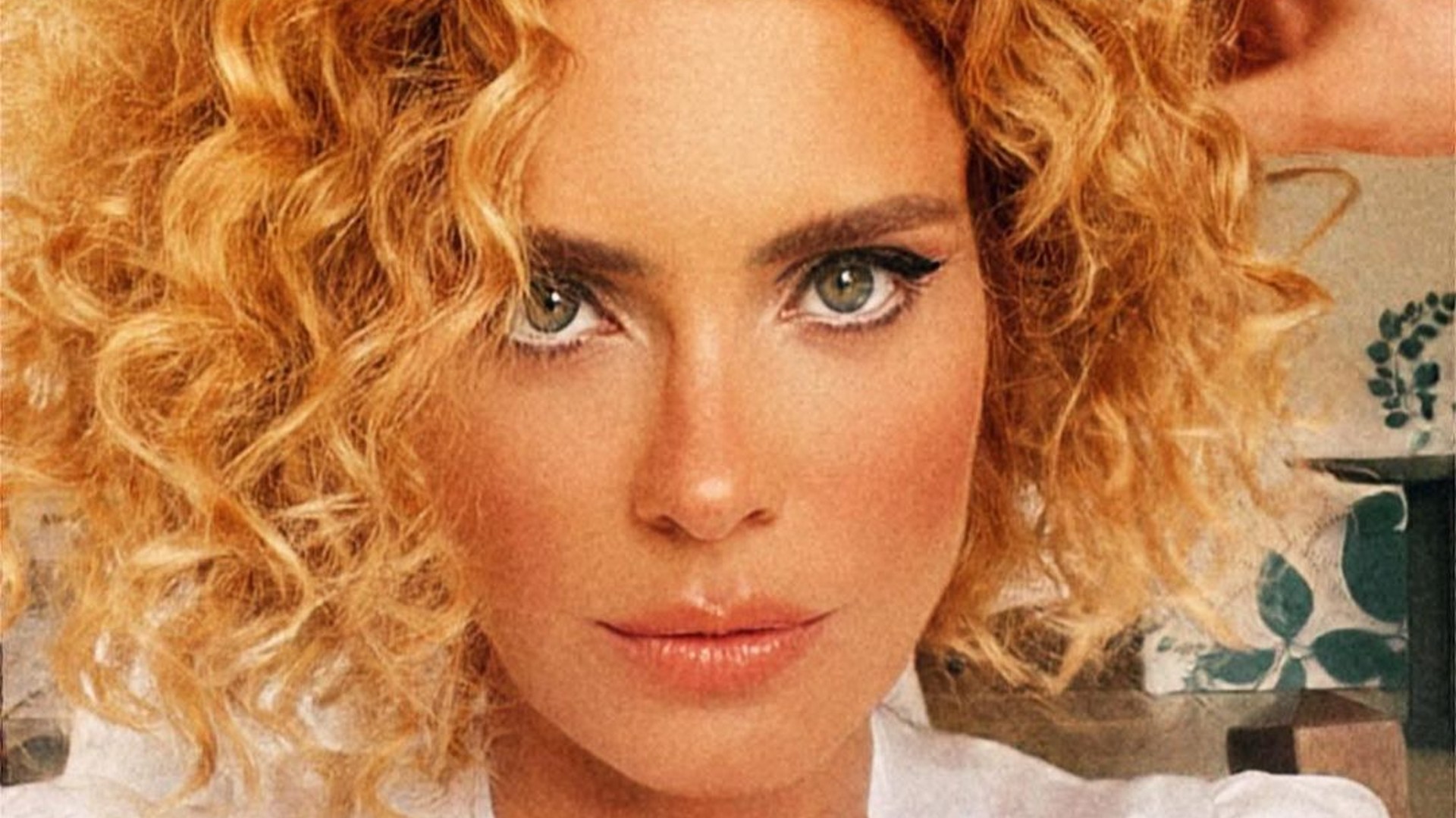 Carolina Dieckmann surge com cabelos cacheados em foto e ganha elogios