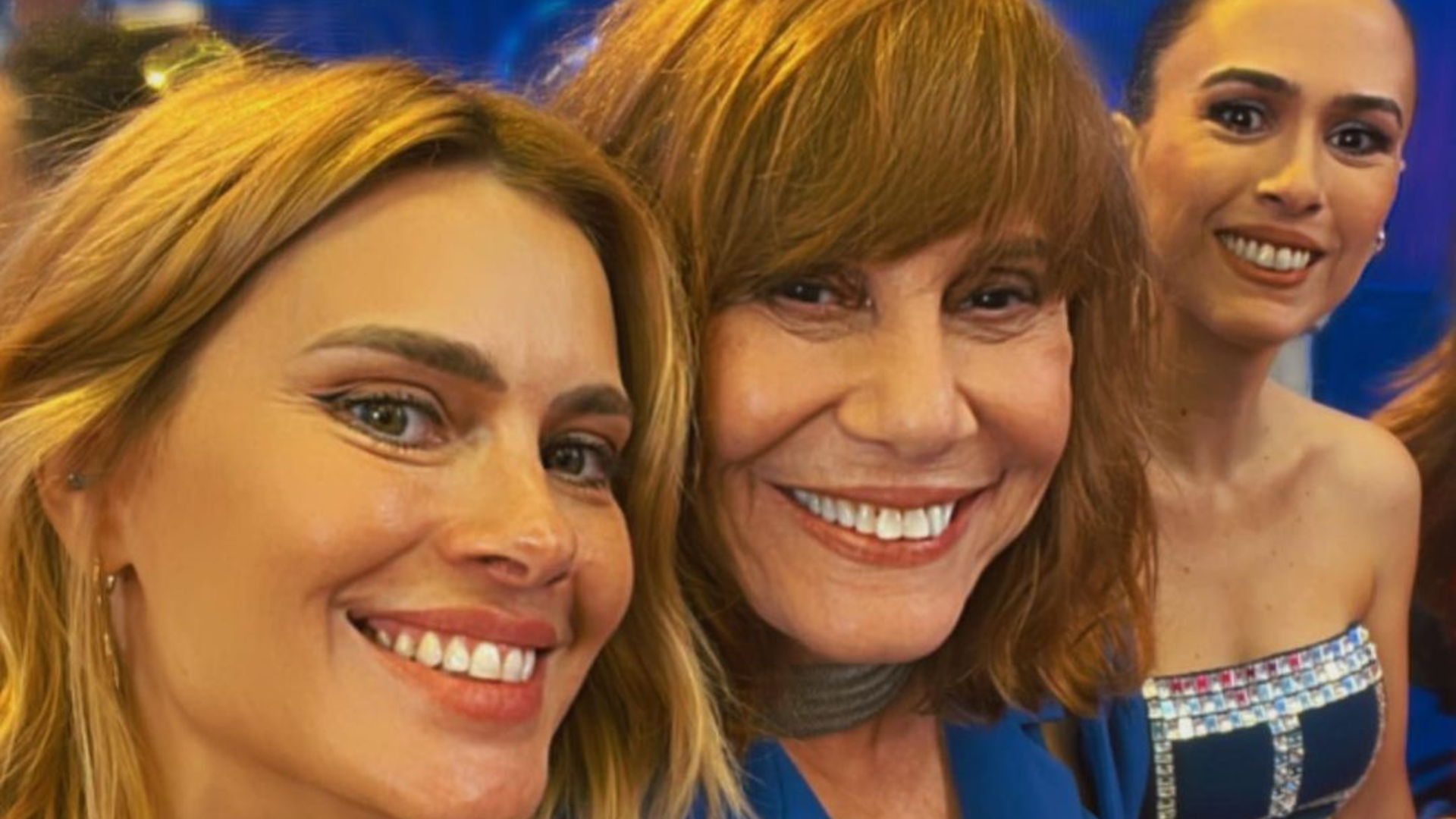 Carolina Dieckmann compartilha fotos da nova vinheta de fim de ano da Globo