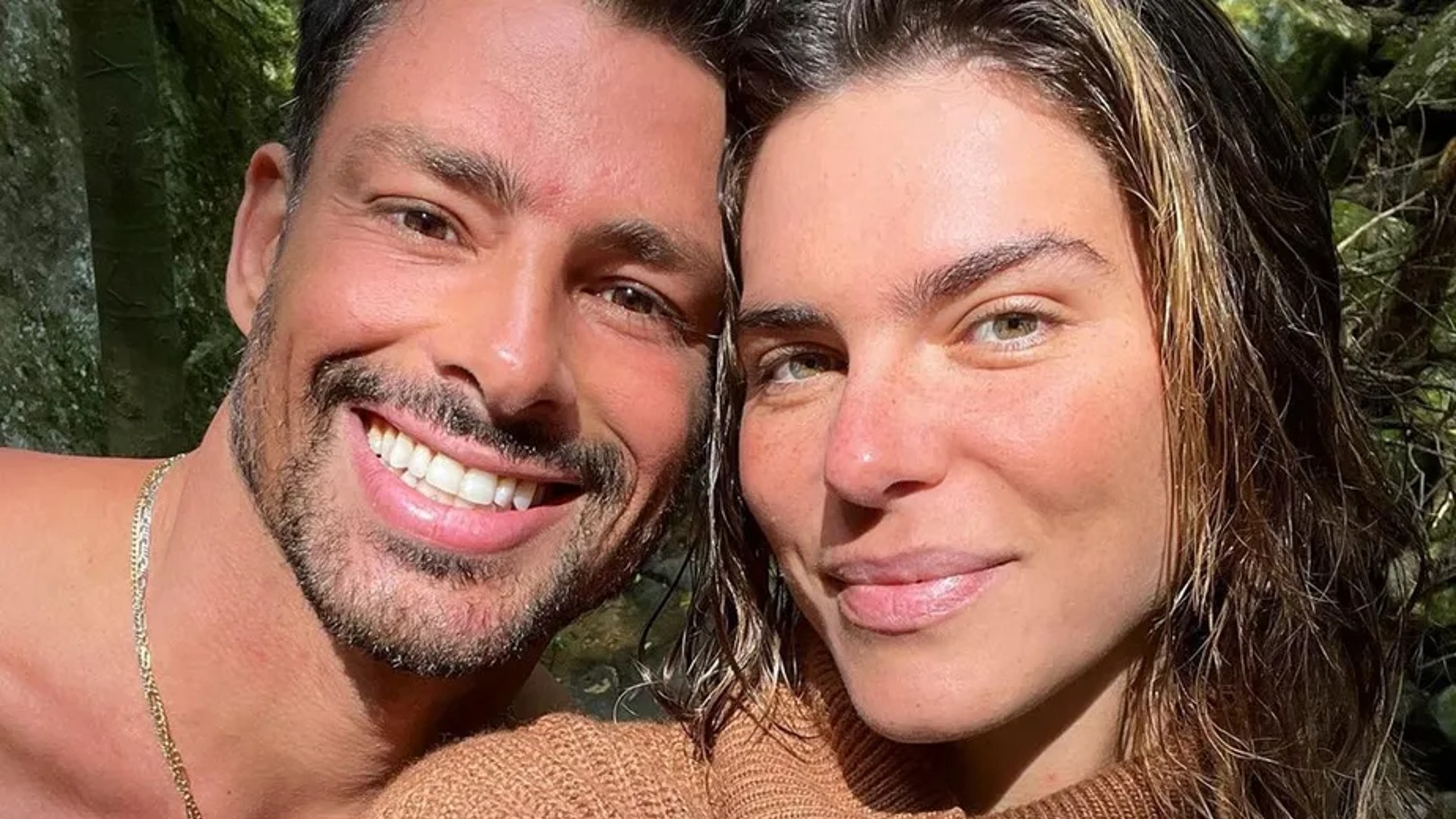 Cauã Reymond posa ao lado da esposa em nova foto: “Domingo na natureza”
