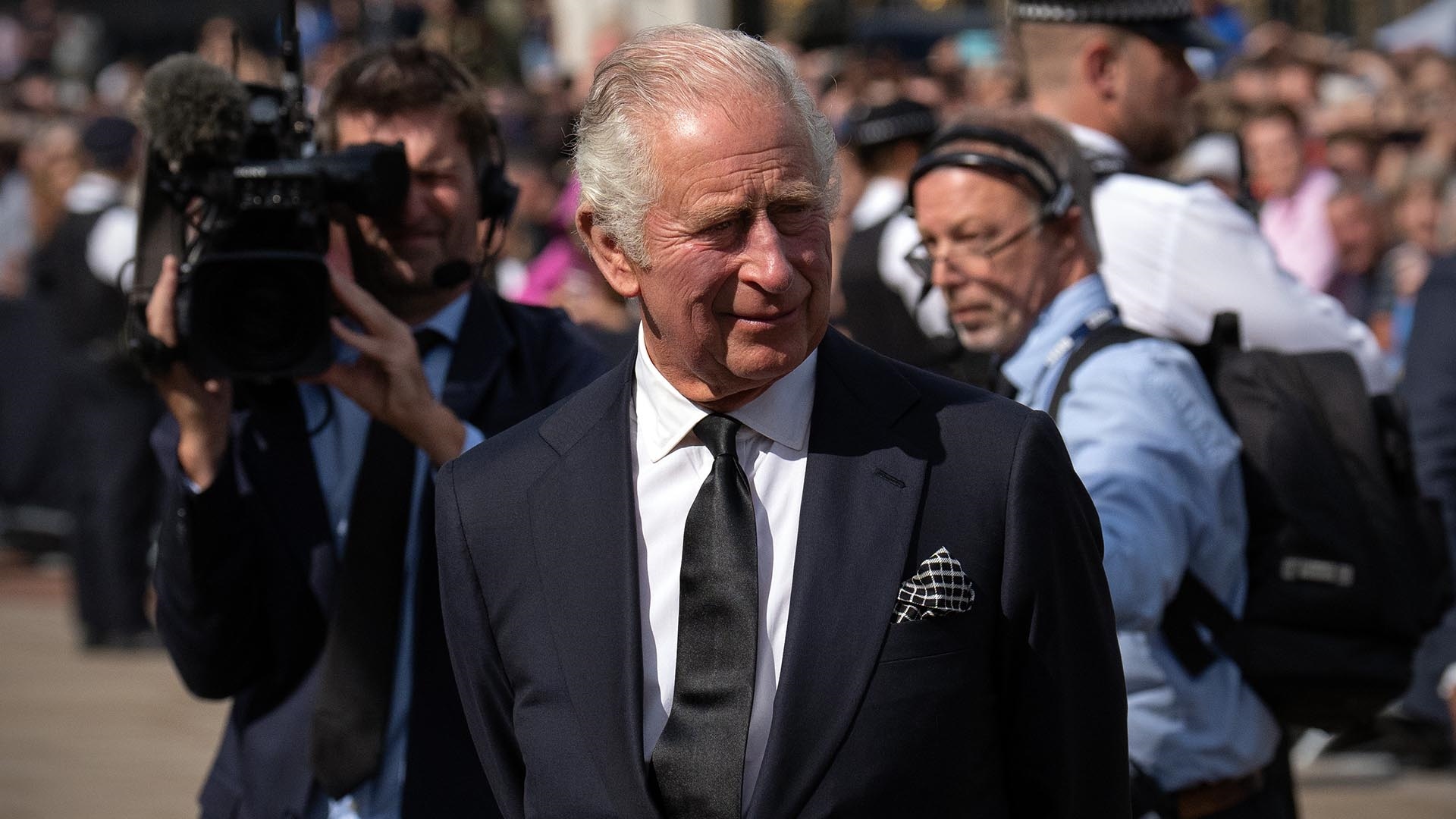Ex-funcionários de Charles III revelam hábito bizarro do Rei para dormir