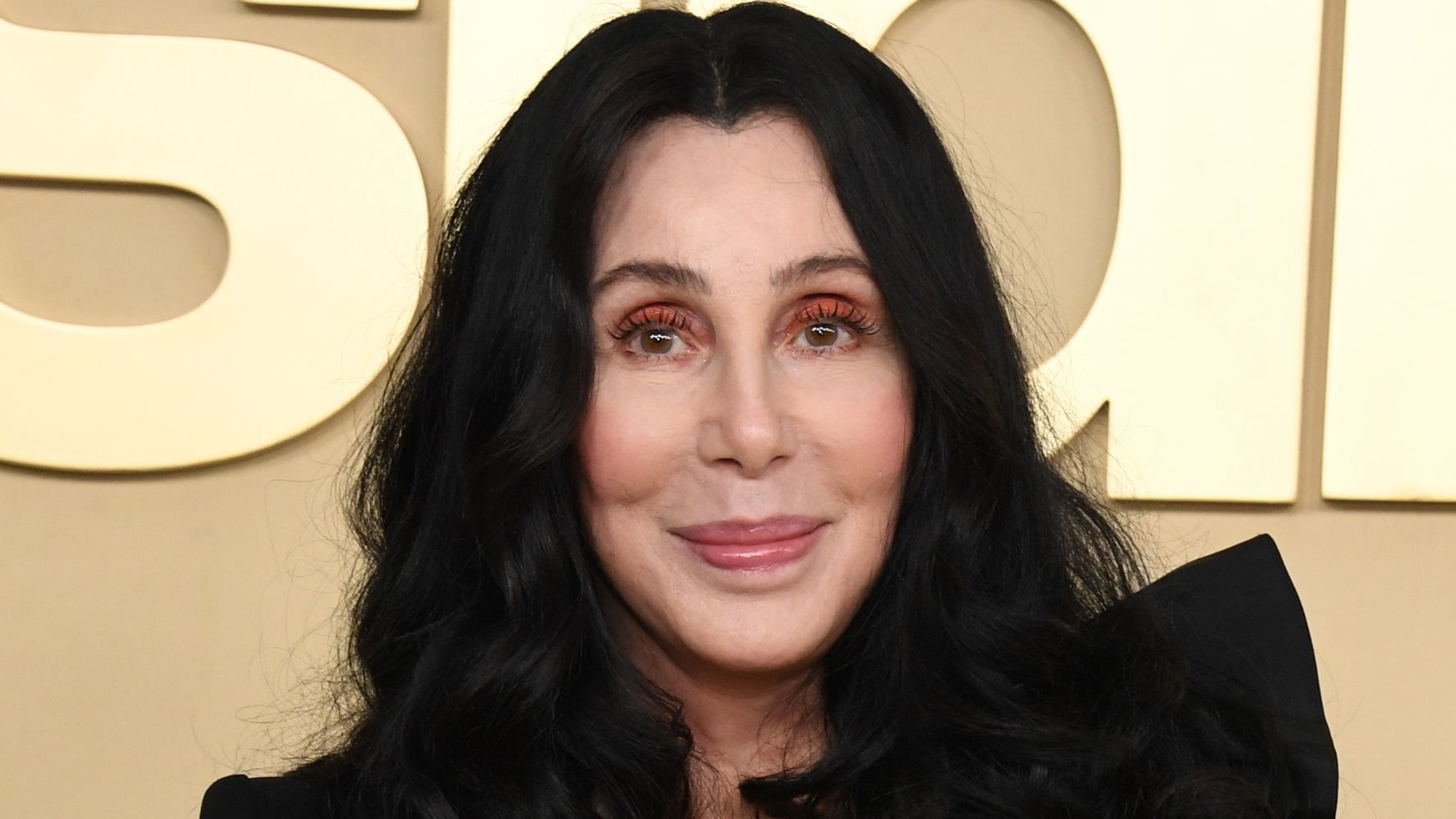 Cher apresenta namorado produtor 40 anos mais novo: “Me trata como rainha”