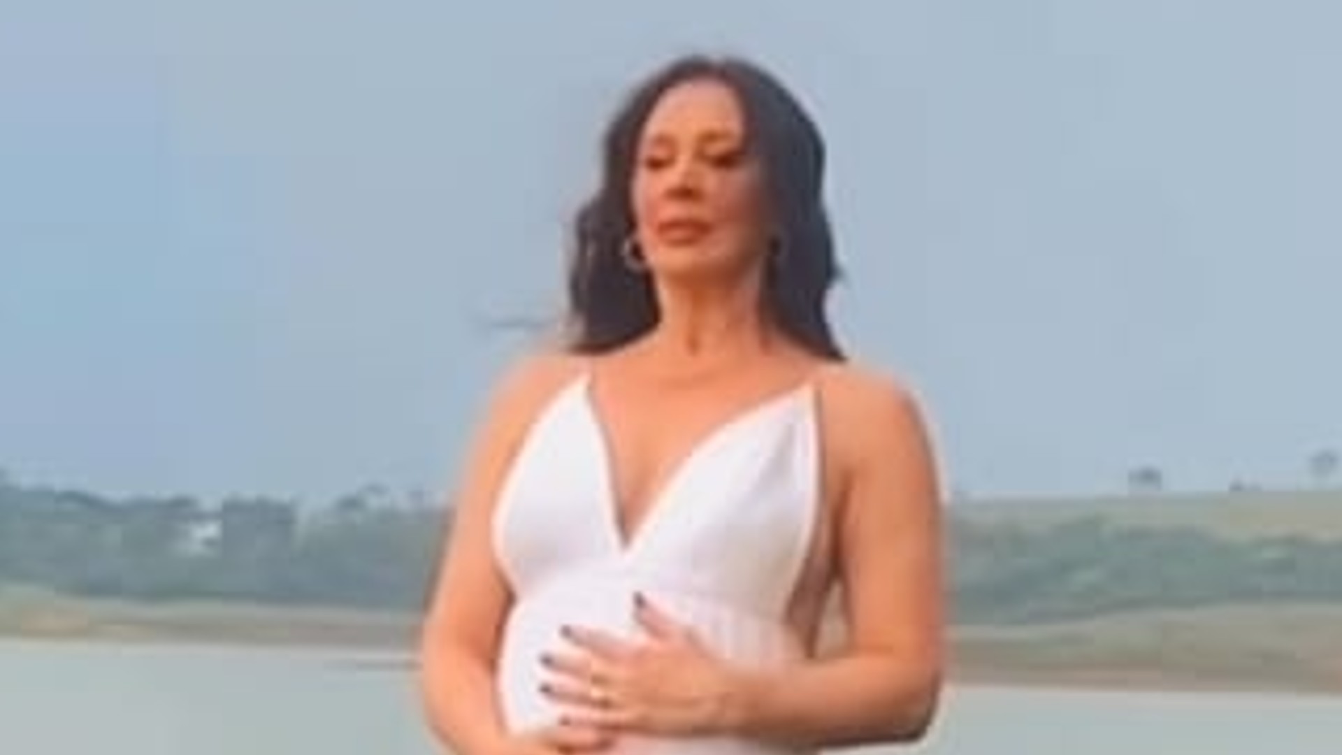 Cláudia Raia mostra barriga de grávida com vestido esvoaçante em lindo ensaio fotográfico