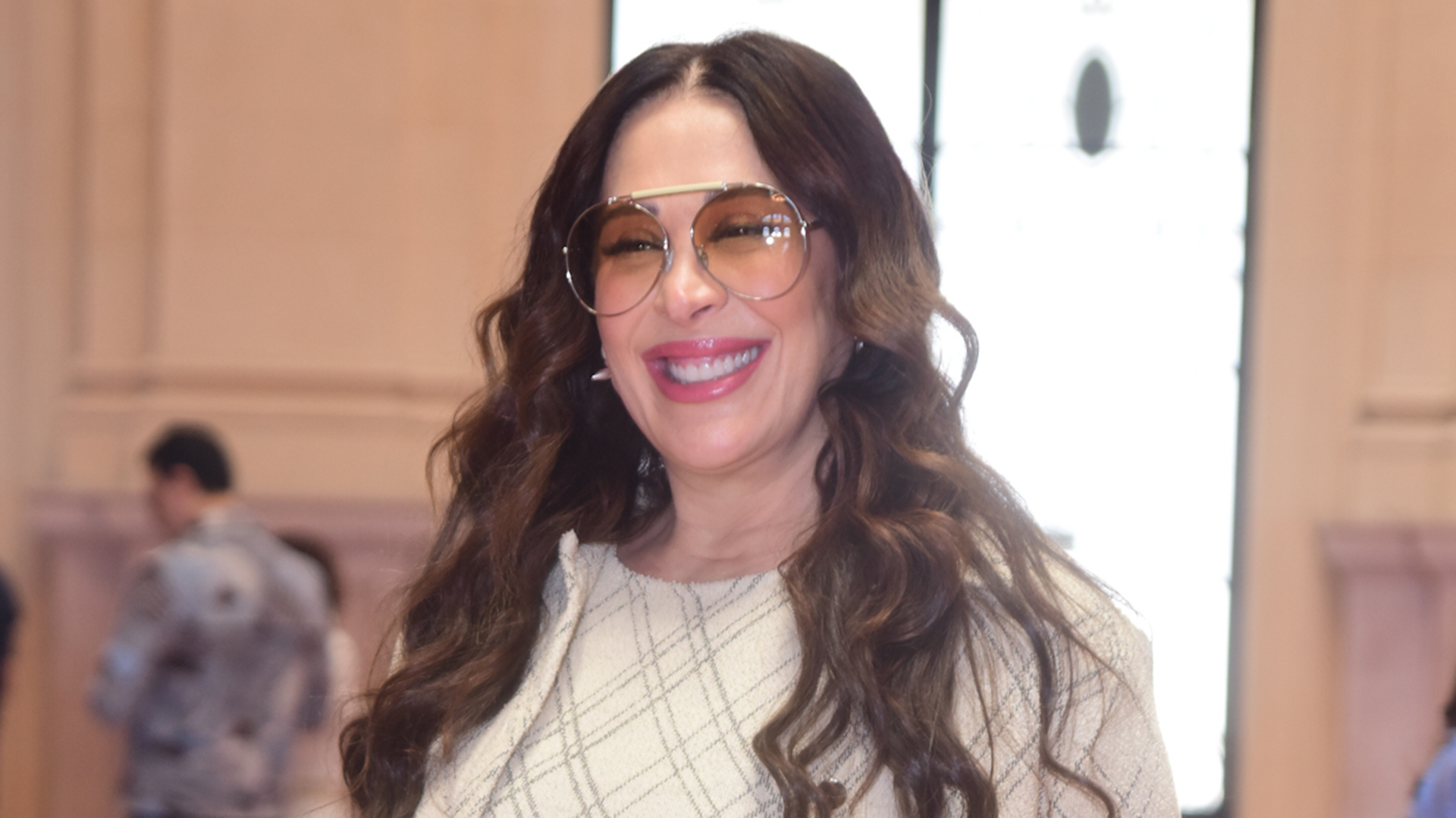 Grávida, Claudia Raia escolhe look elegante para prestigiar desfile do filho mais velho