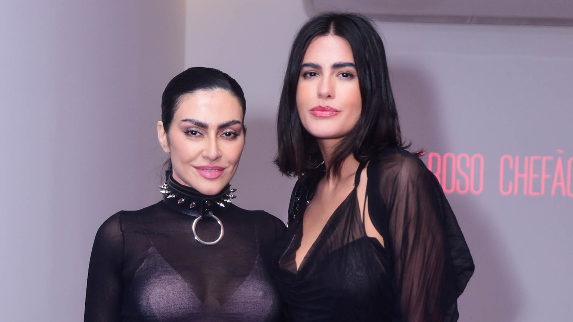 Cleo e Antonia Morais usam looks com transparência em noite especial
