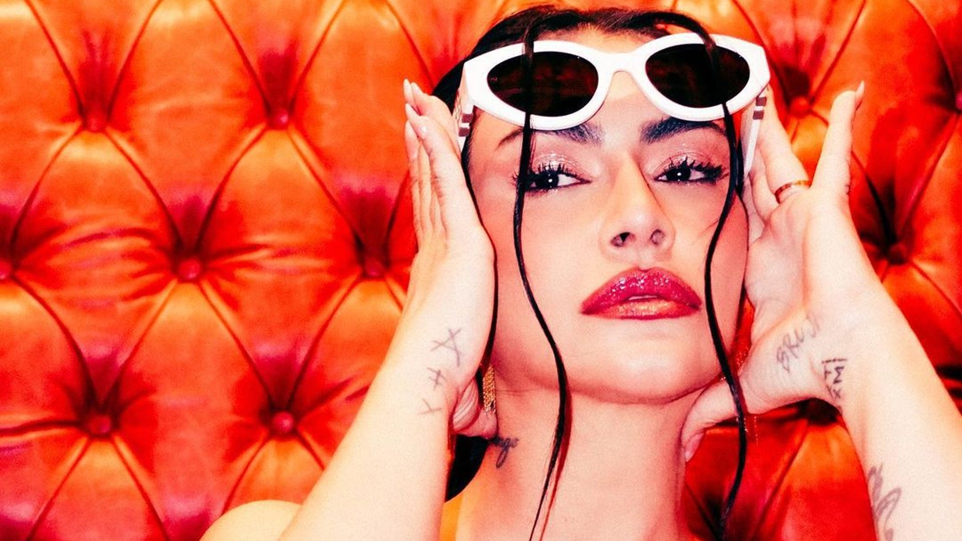 Cleo Pires exibe barriga chapada em cropped rosa e internautas elogiam