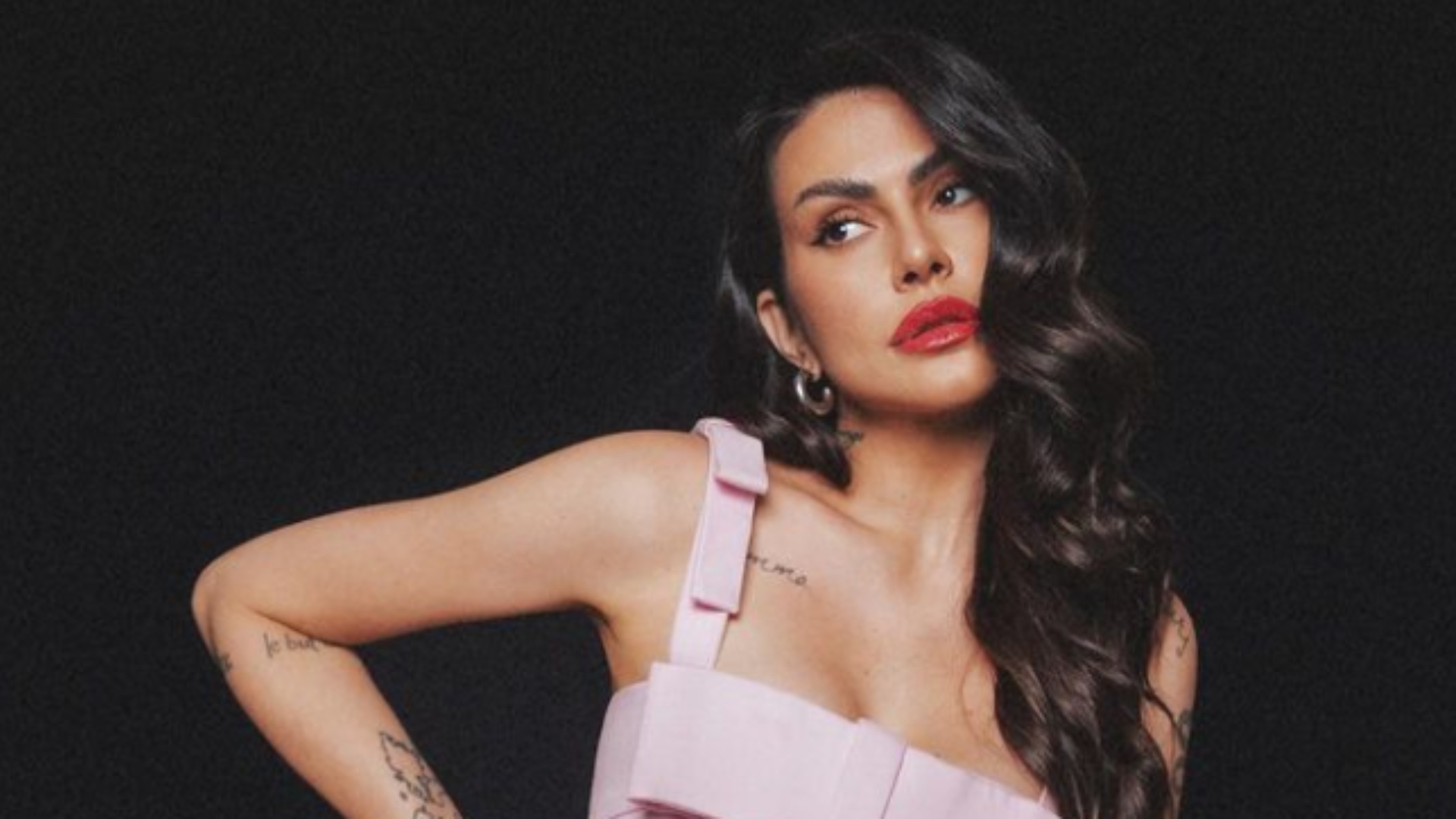 Cleo aposta em vestido para destacar curvas e deixa seguidores babando