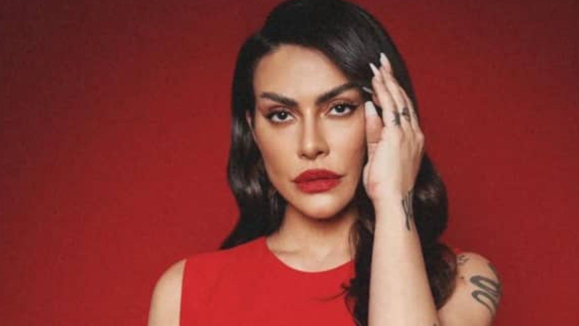 De vestido vermelho, Cleo ostenta corpaço fora do comum e escandaliza: ”Diva”