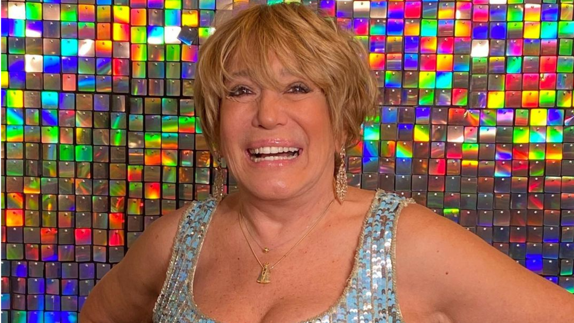 Aos 80 anos, Susana Vieira rouba a cena com vestidinho curto brilhante: ”Maravilhosa”