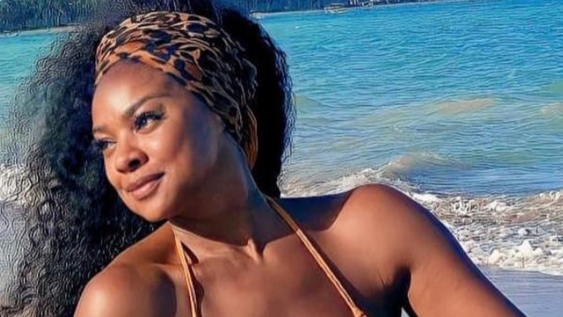 Aos 45 anos, Cris Vianna esbanja beleza ao surgir de biquíni na praia: “Que espetáculo de mulher”