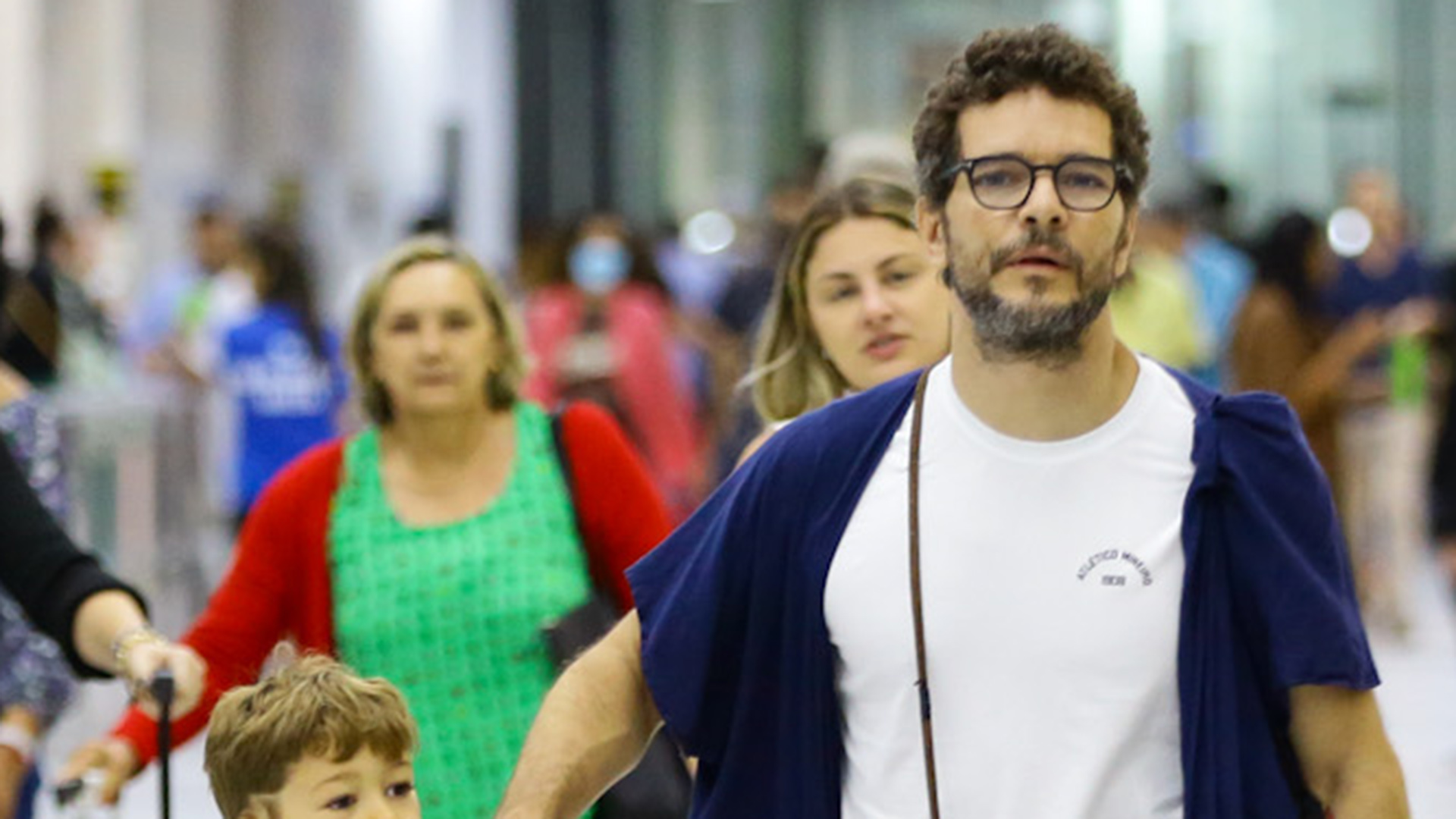 Filho de Daniel de Oliveira esbanja fofura em viagem com o pai