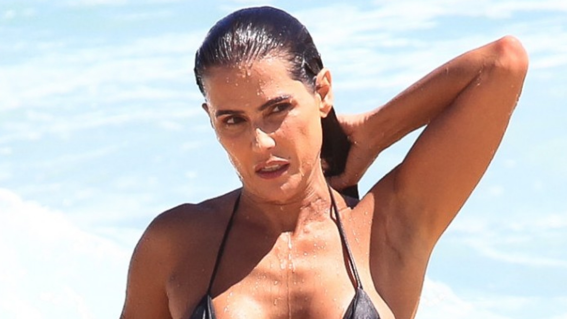 Com biquíni fininho, Deborah Secco esbanja corpaço em dia de praia