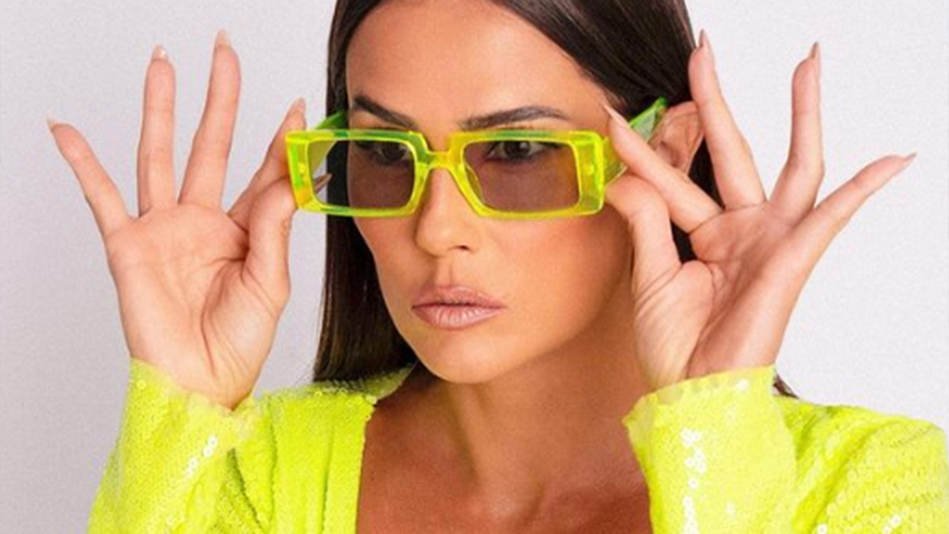 Deborah Secco aposta em look decotadíssimo para evento da Globo