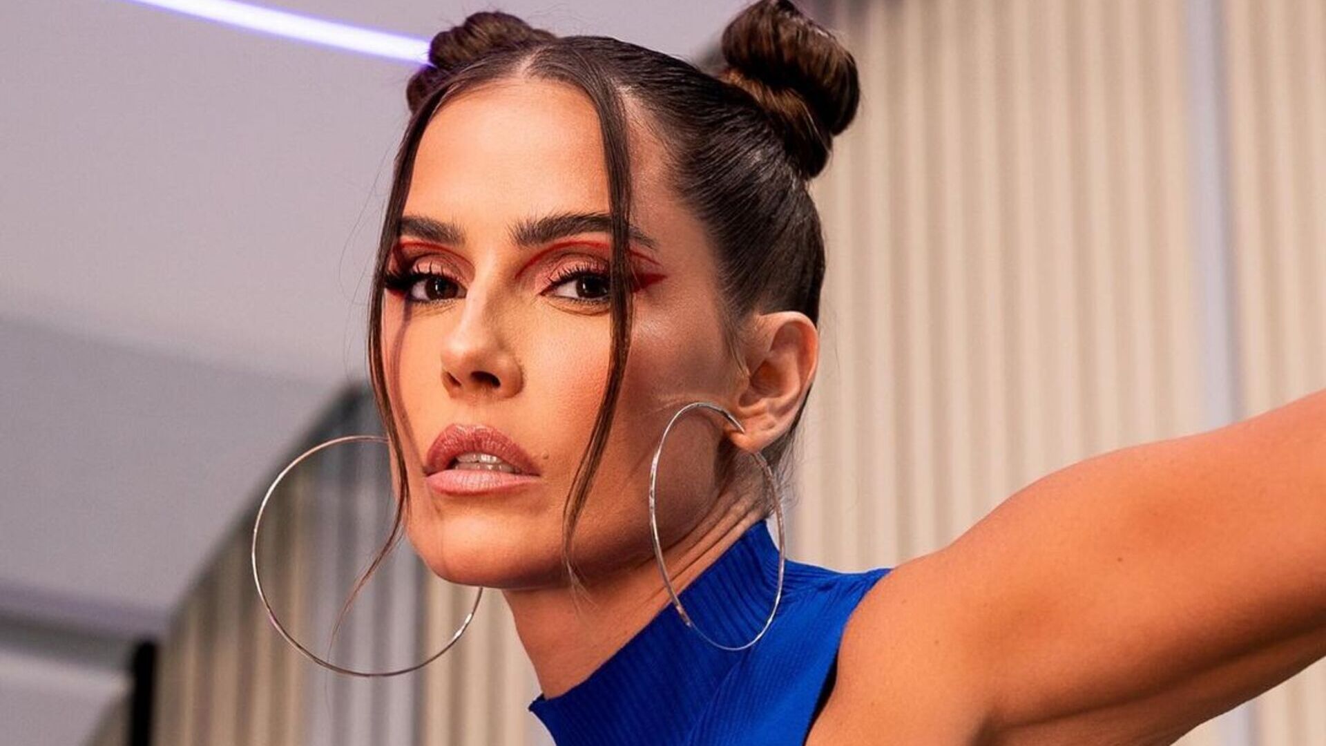 Deborah Secco surpreende ao montar look estiloso com jardineira: ”Tão bonita”