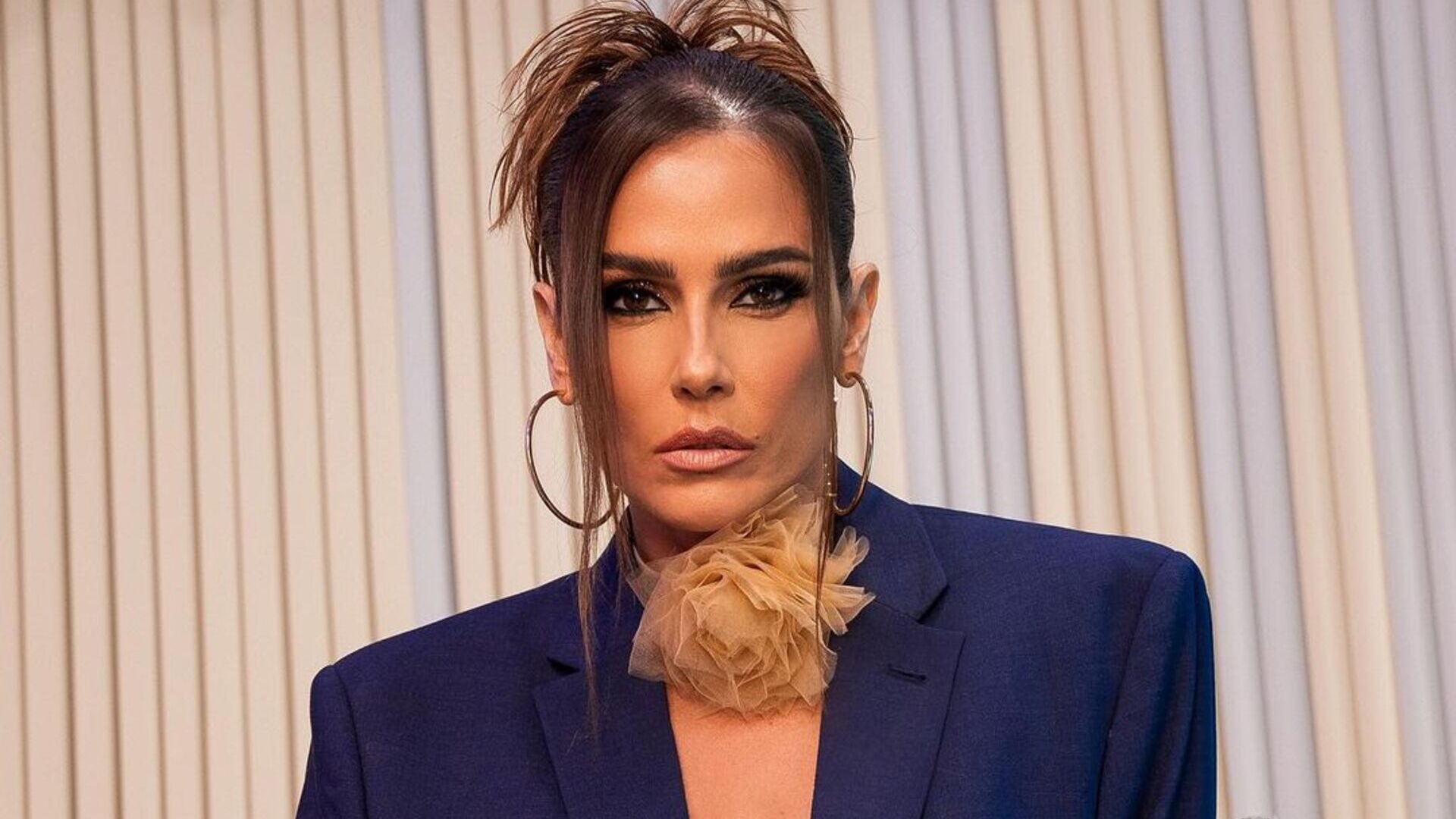 Deborah Secco dispensa sutiã e exibe decote perfeito em blazer aberto: ”Arraso total”