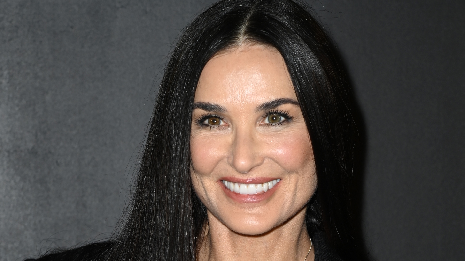 Demi Moore completa 60 anos e recebe homenagem de ex-marido e sua atual mulher