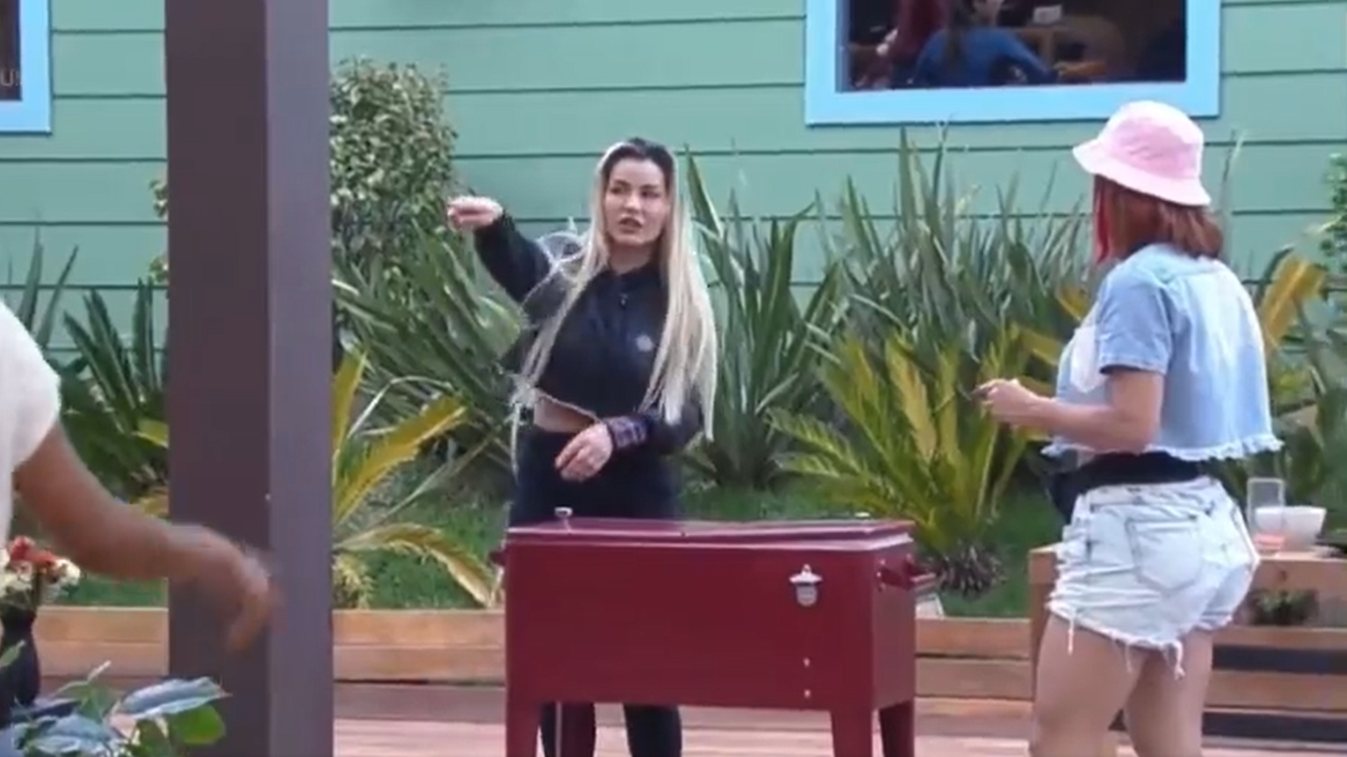 A Fazenda 14: Deolane é capacitista com Deborah e ruiva chama ajuda de Marcos Mion