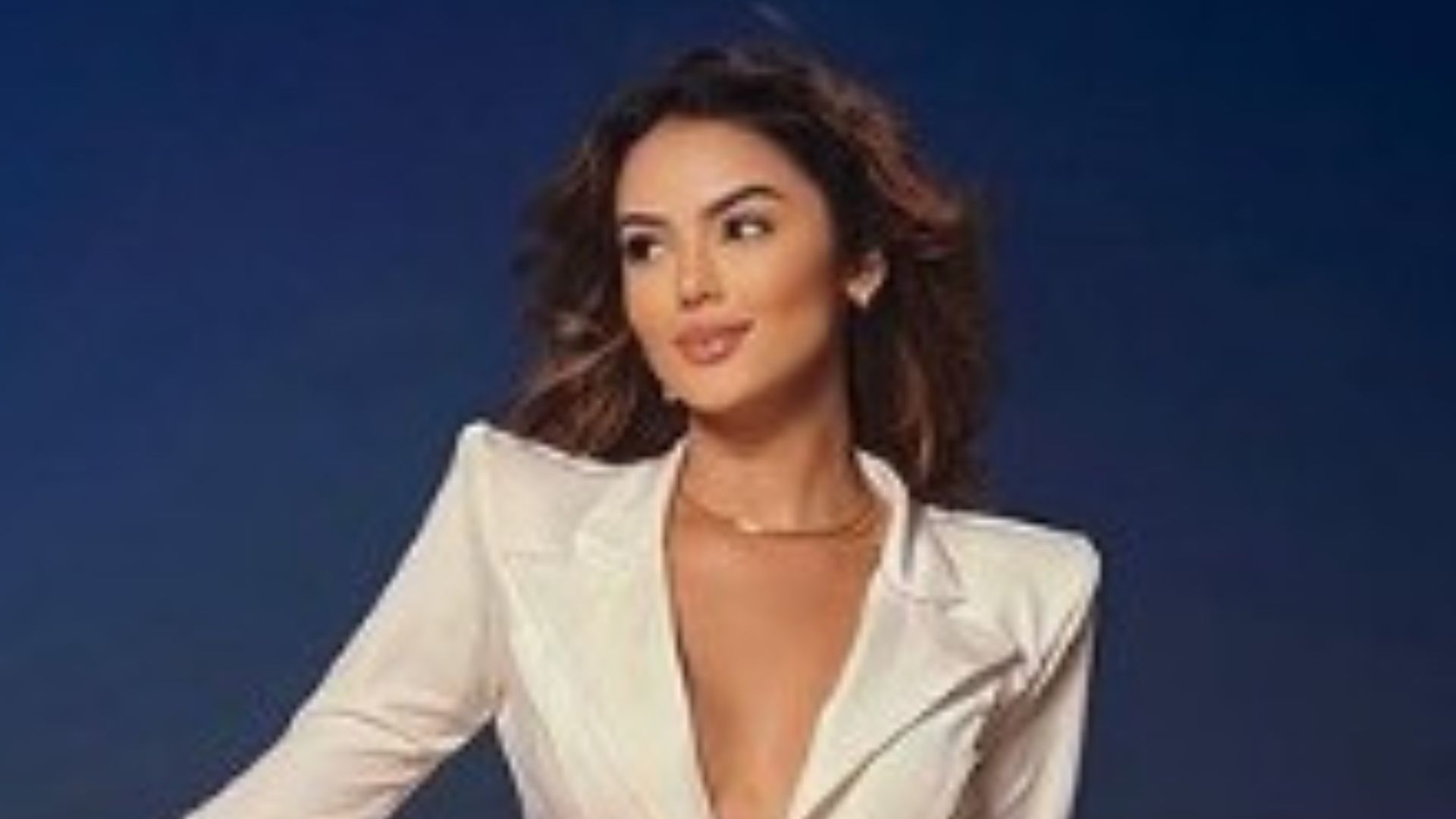 Eslovênia Marques deixa a cinturinha fina à mostra em look apertadinho: “Uau!”