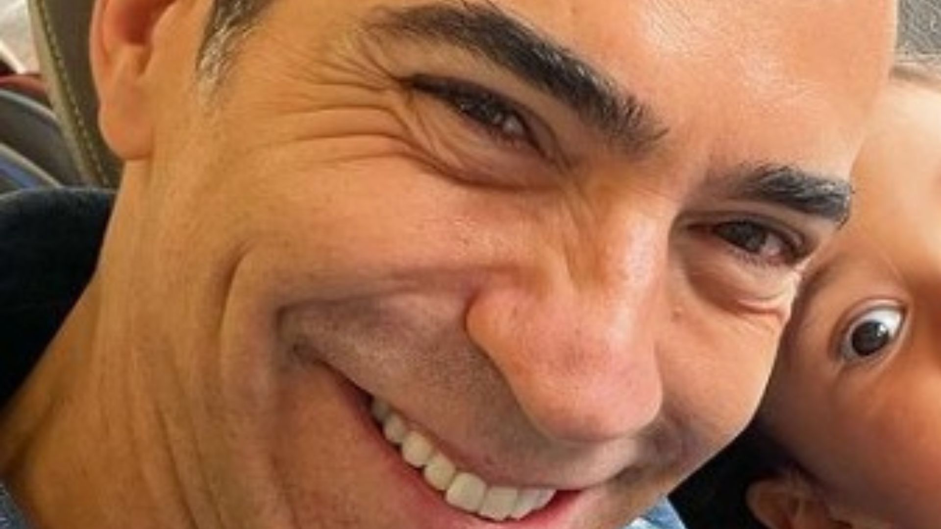 César Tralli encanta os seguidores ao posar agarradinho com a filha
