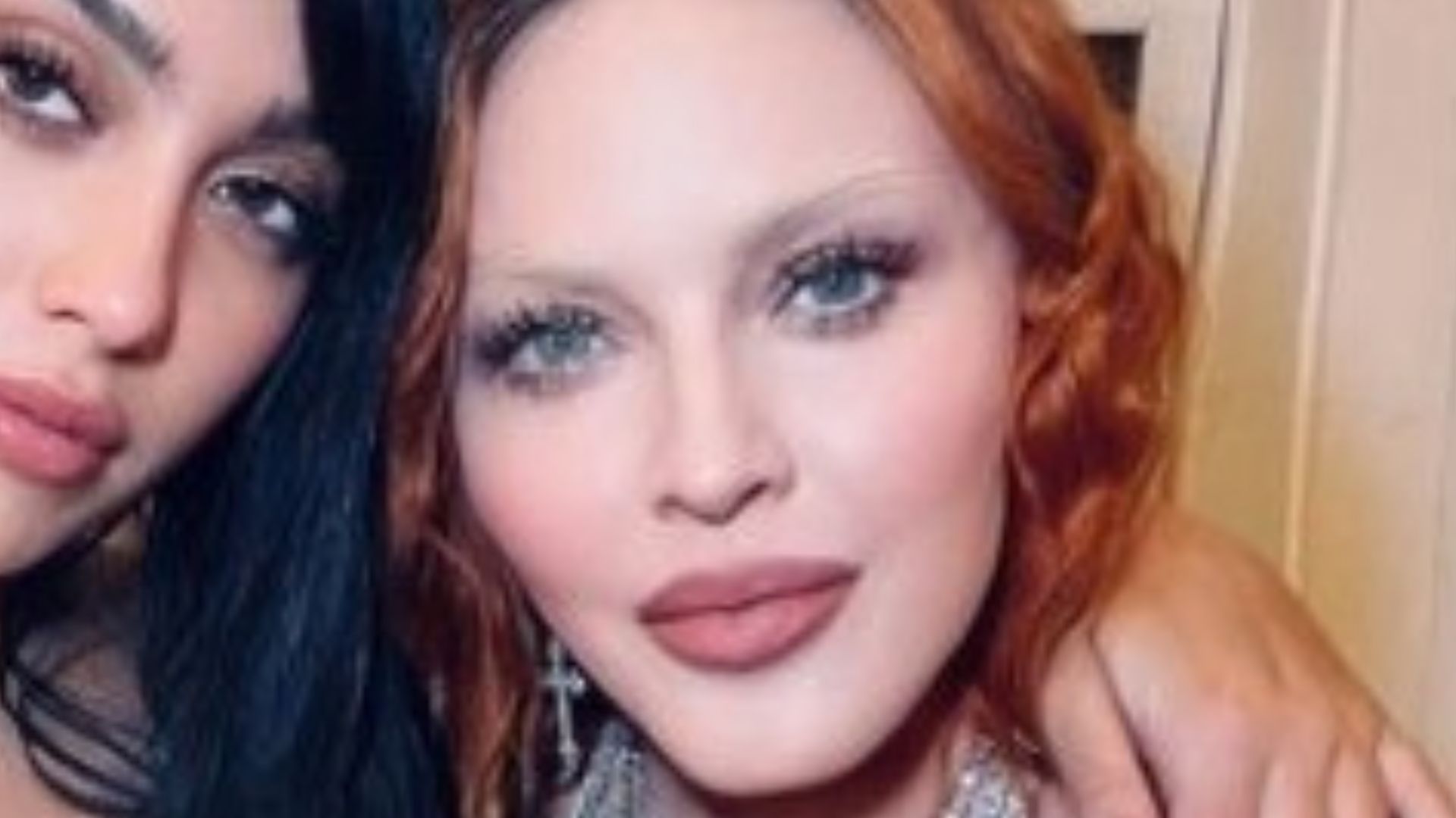 Madonna posa com filha mais velha e semelhança choca os fãs: “Quem é quem?”