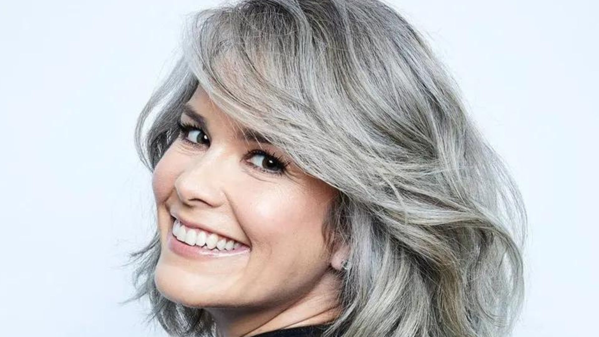 Samara Felippo reage após receber críticas por assumir cabelos brancos: “É duro envelhecer!”
