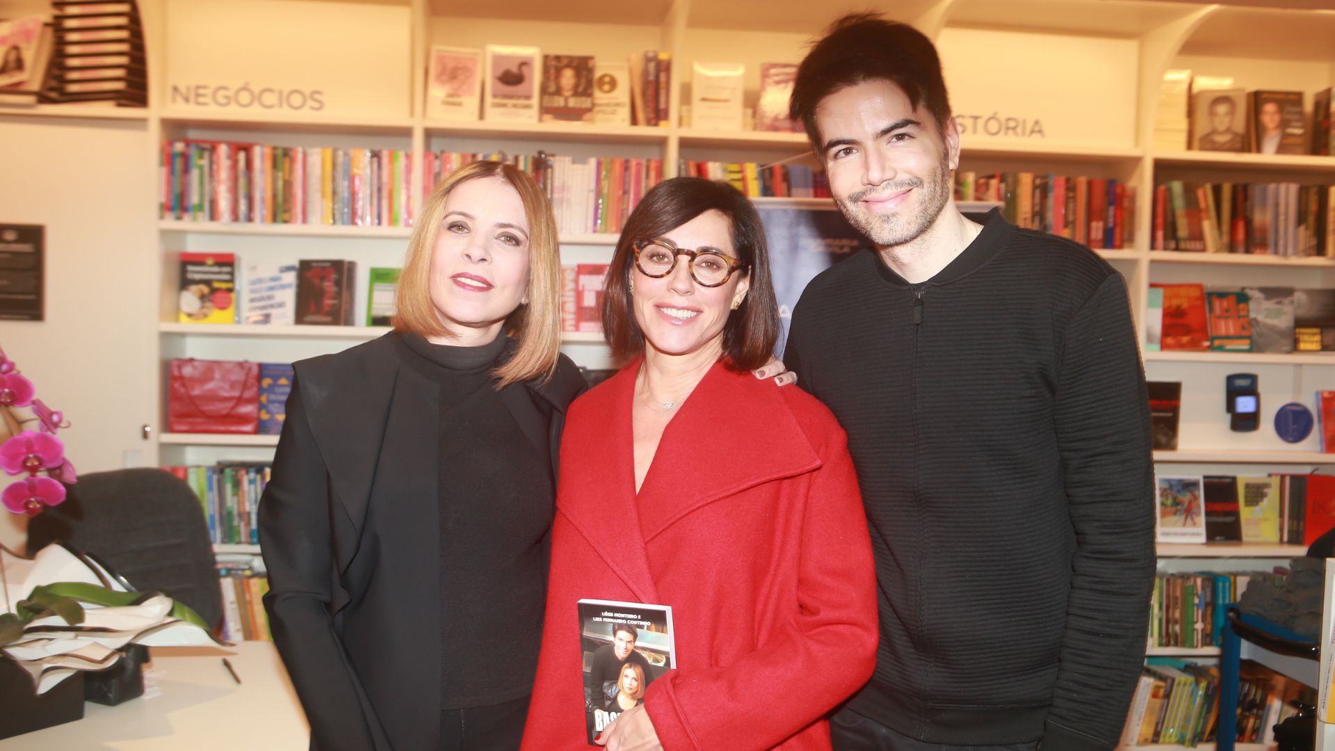 Liège Monteiro e Luiz Fernando Coutinho recebem grandes personalidades no lançamento do livro ‘Bastidores’